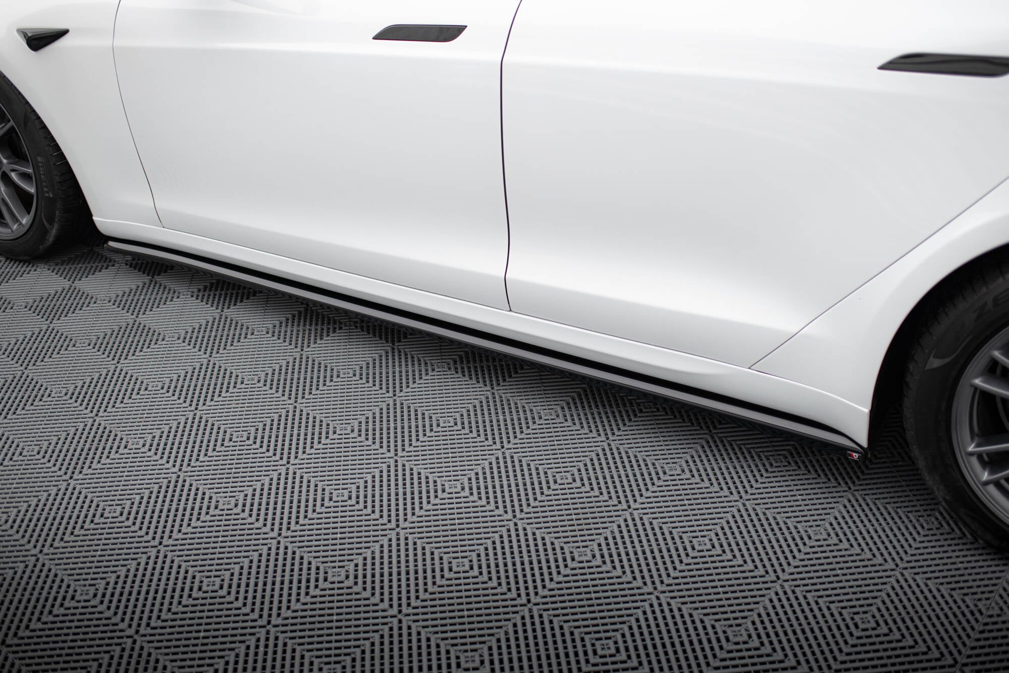 Maxton Design Street+ Seitenschweller Leisten V.2 passend für Tesla Model S Plaid Mk1 Facelift schwarz Hochglanz