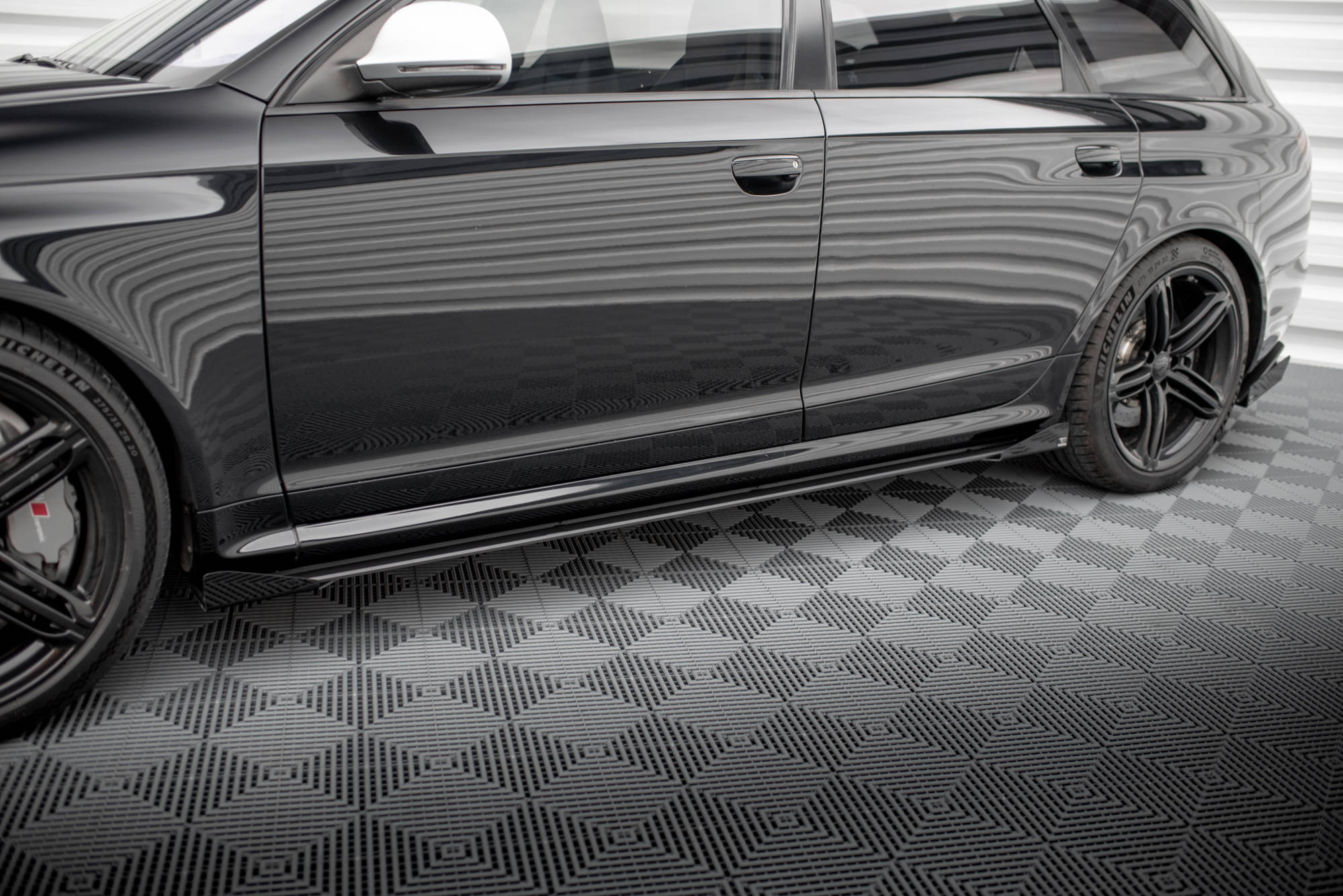 Maxton Design Street Pro Street+ Seitenschweller Leisten + Flaps passend für Audi RS6 Avant C6 schwarz Hochglanz