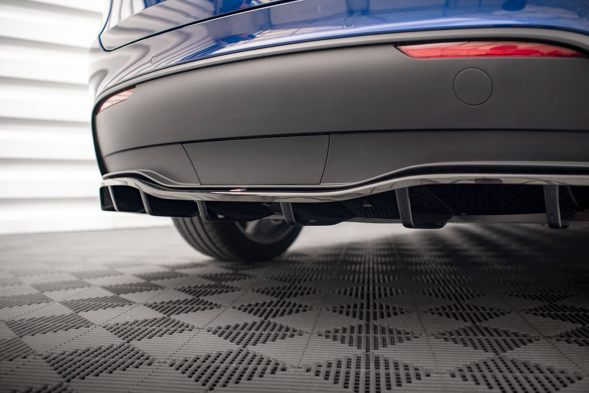 Maxton Design Street+ Mittlerer Diffusor RACE passend für Tesla Model Y schwarz Hochglanz