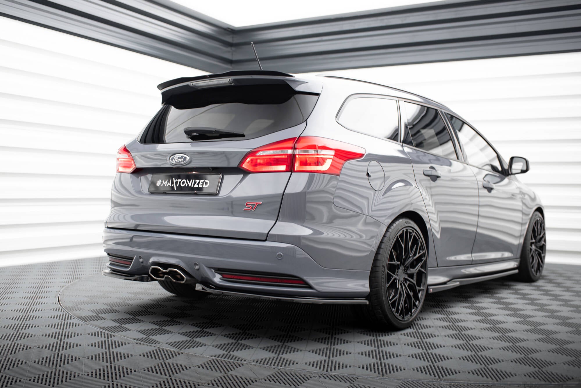 Maxton Design Spoiler CAP passend für Ford Focus ST Mk3 Kombi schwarz Hochglanz