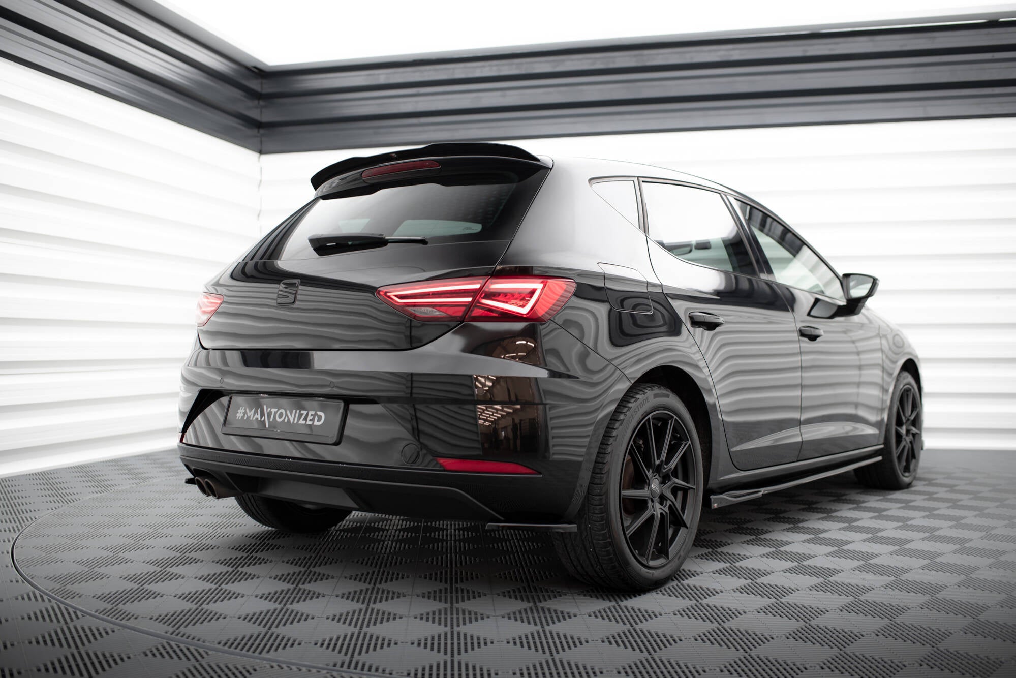 Maxton Design Heck Ansatz Flaps Diffusor V.1 passend für Seat Leon Hatchback Mk3 Facelift schwarz Hochglanz