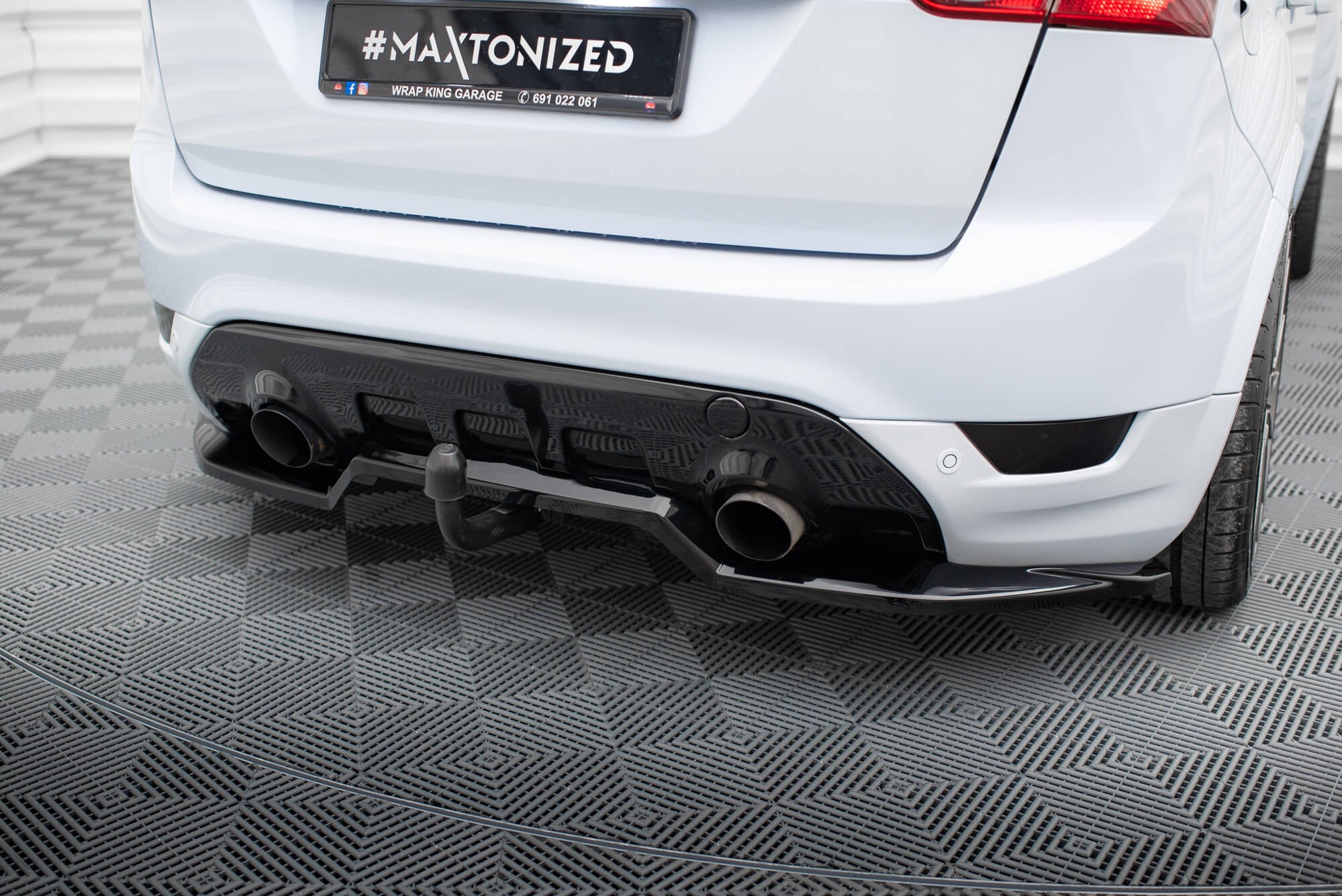Maxton Design Street+ Mittlerer Diffusor RACE passend für Ford Kuga ST Mk1 schwarz Hochglanz