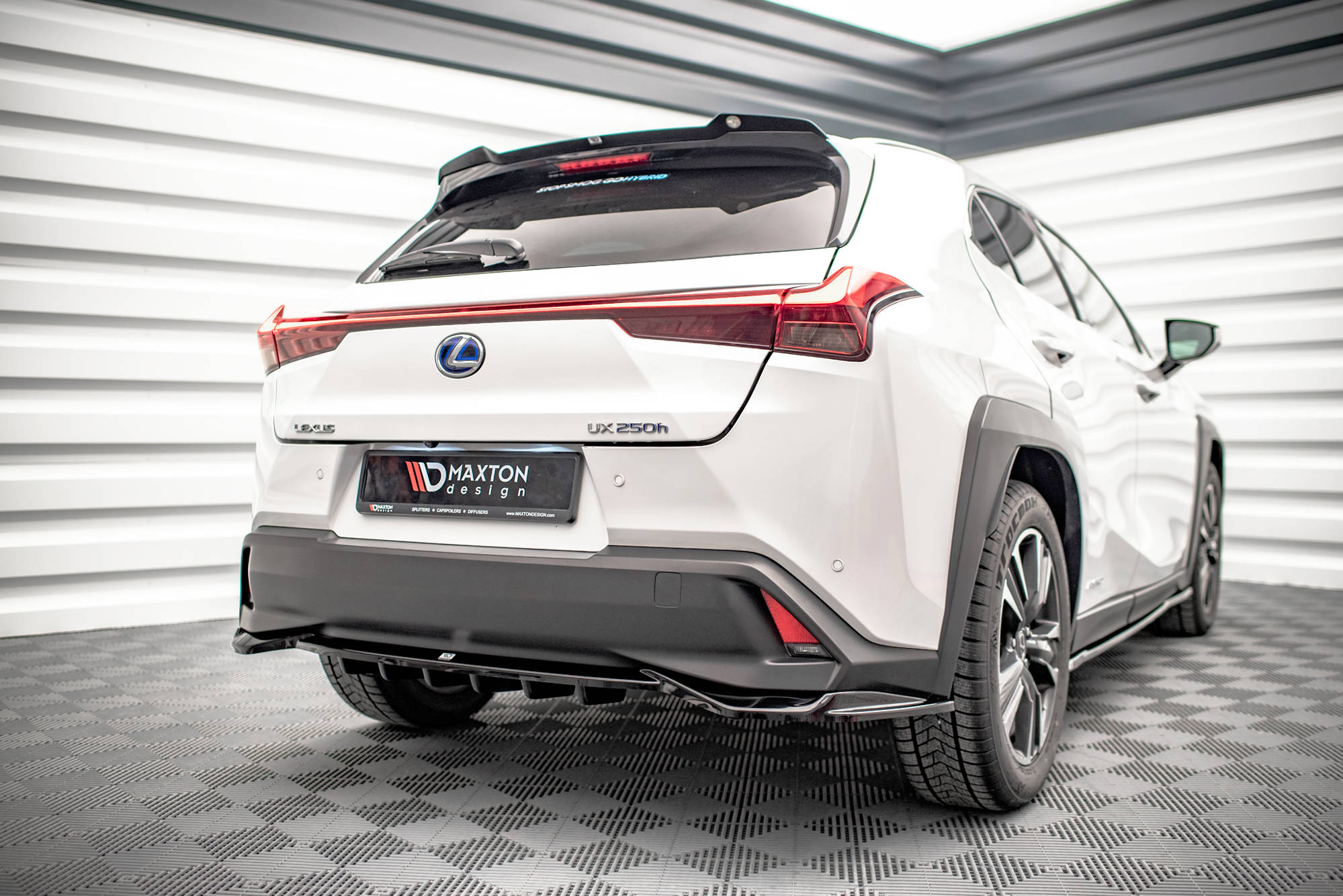 Maxton Design Street+ Mittlerer Diffusor RACE passend für Lexus UX Mk1 schwarz Hochglanz