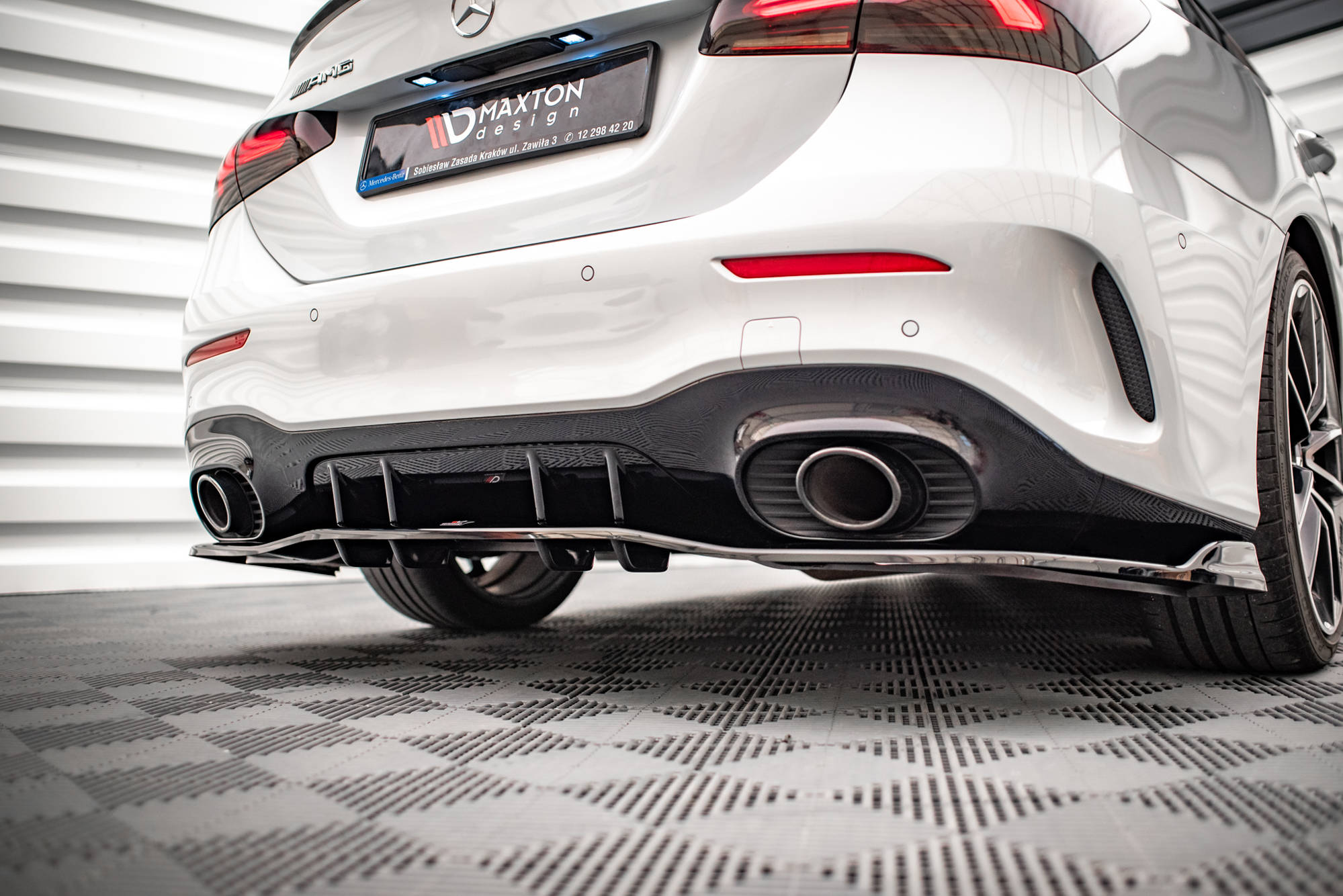 Maxton Design Street+ Mittlerer Diffusor RACE V.2 passend für Mercedes A 35 AMG Limousine V177 schwarz Hochglanz