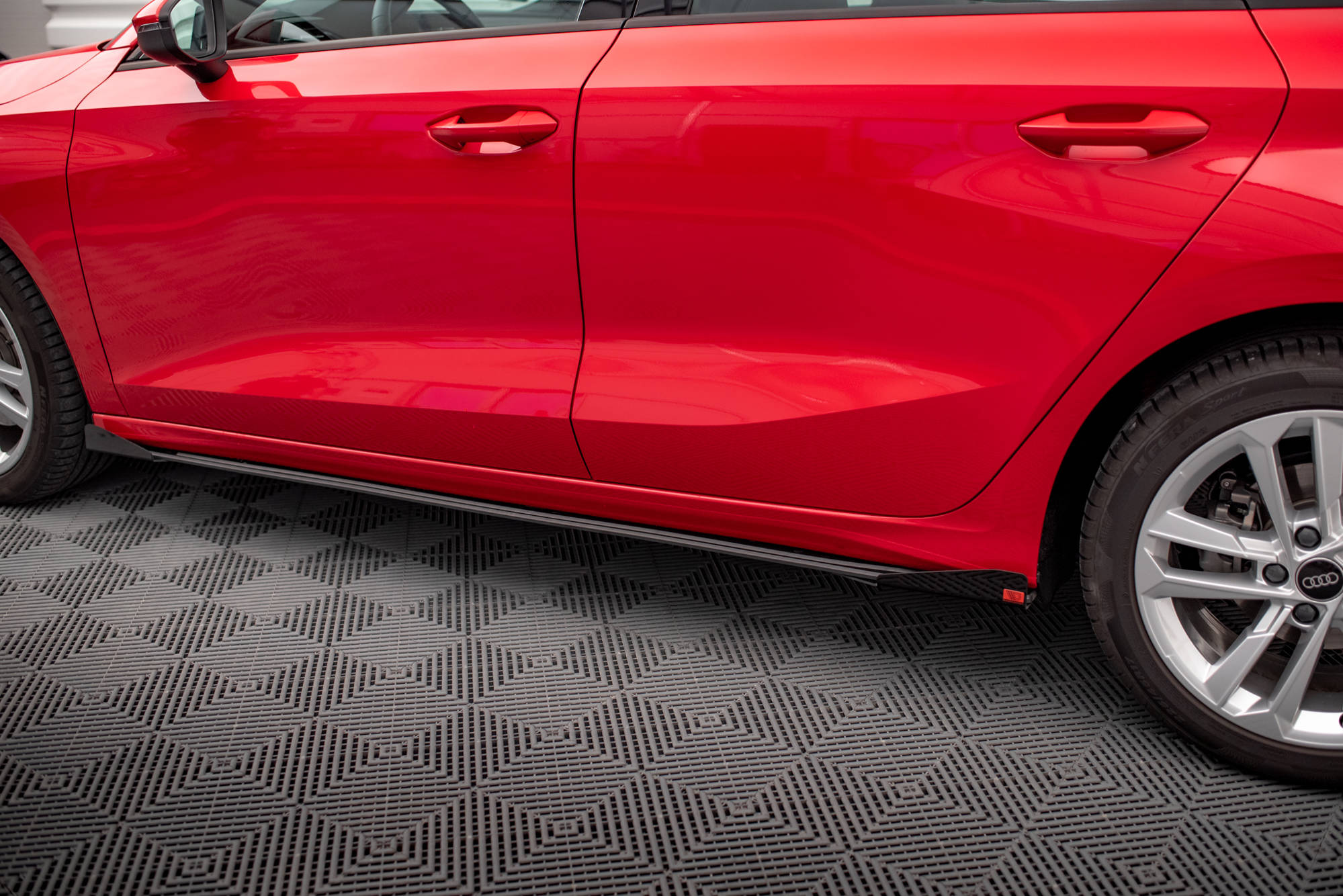Maxton Design Street Pro Street+ Seitenschweller Leisten + Flaps passend für Audi A3 8Y schwarz Hochglanz