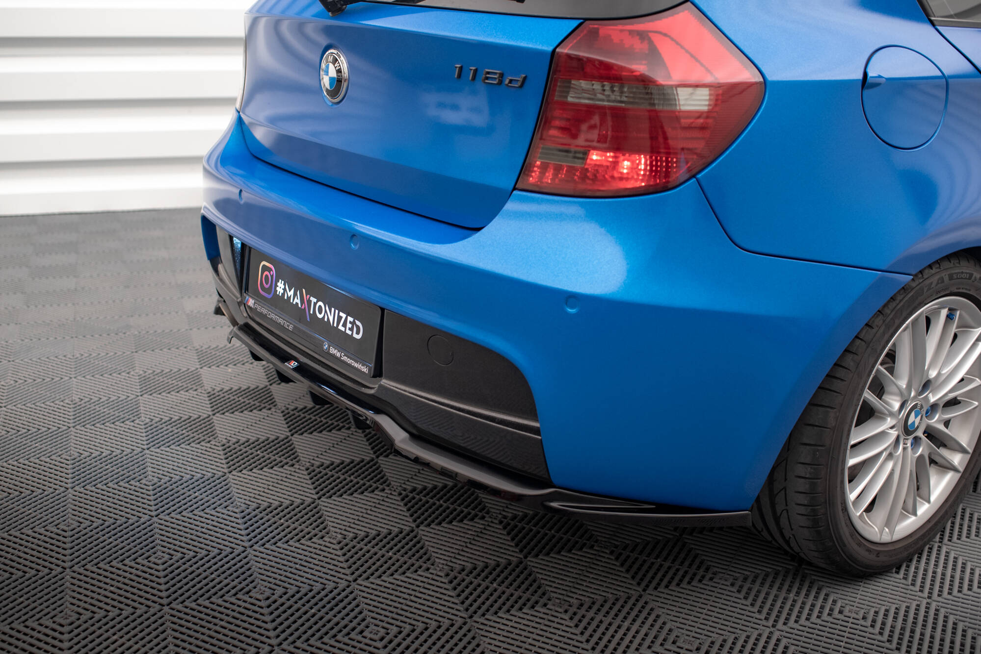 Maxton Design Street+ Mittlerer Diffusor RACE passend für BMW 1er M-Paket E87 Facelift schwarz Hochglanz