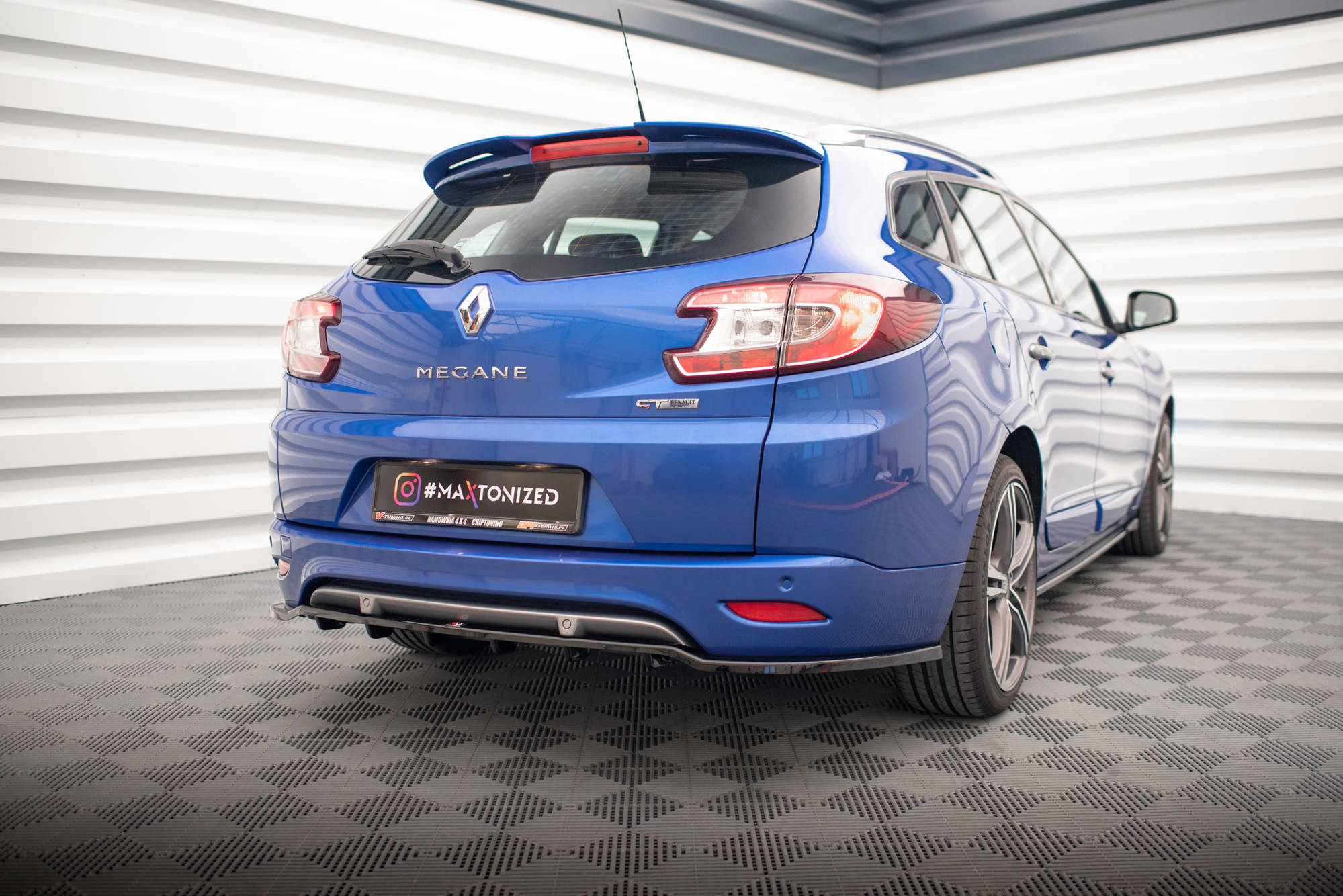 Maxton Design Street+ Mittlerer Diffusor RACE passend für Renault Megane GT Line Grandtour Mk3 Facelift schwarz Hochglanz