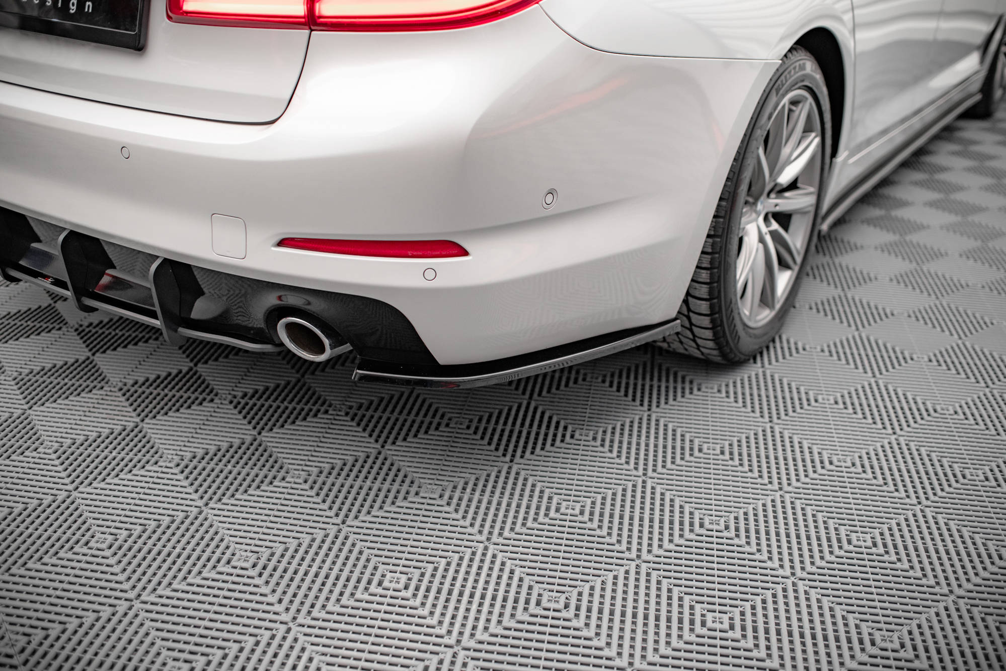 Maxton Design Heck Ansatz Flaps Diffusor passend für BMW 5er G30 / G31 schwarz Hochglanz