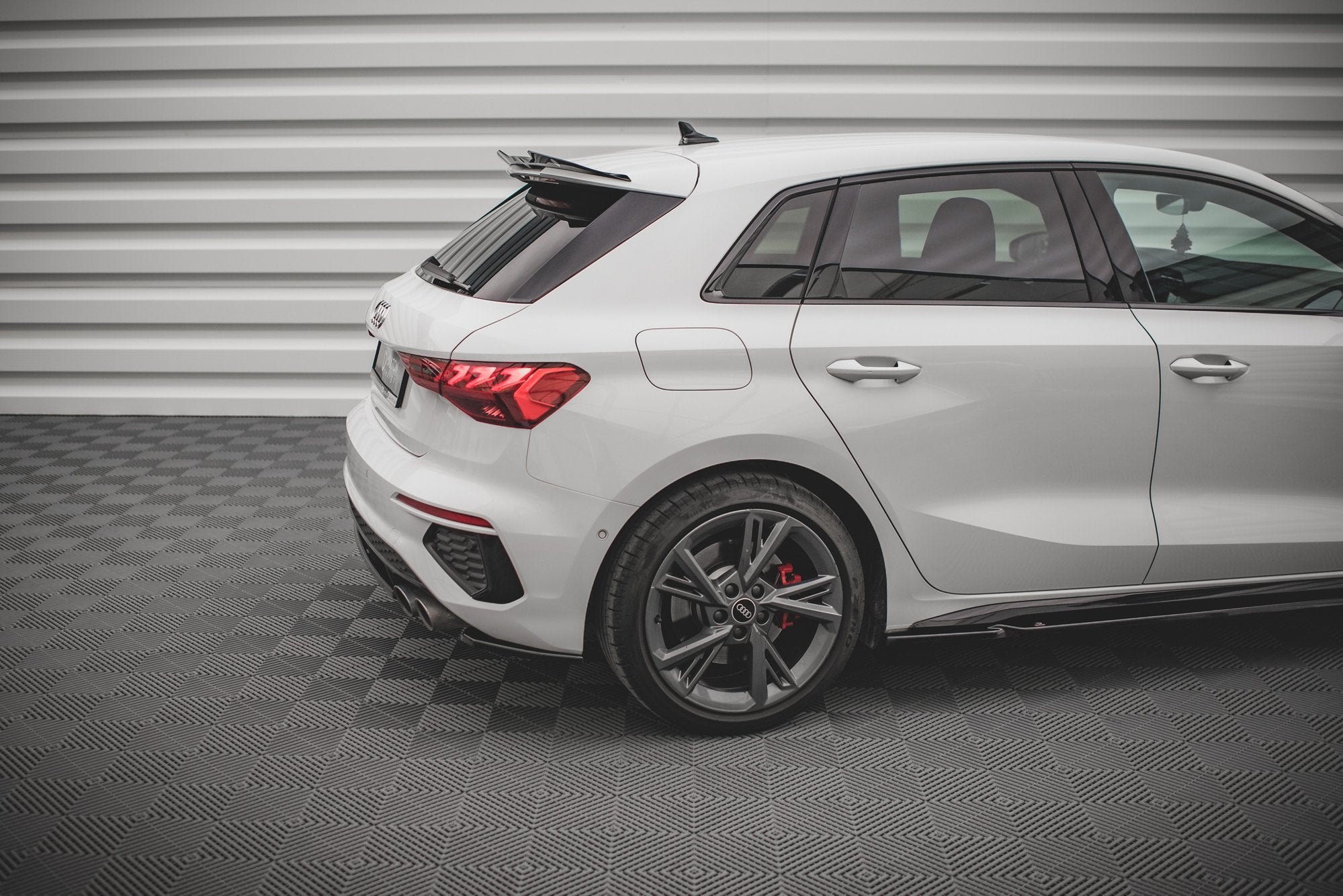 Maxton Design Heck Ansatz Flaps Diffusor V.1 passend für Audi S3 Sportback 8Y schwarz Hochglanz