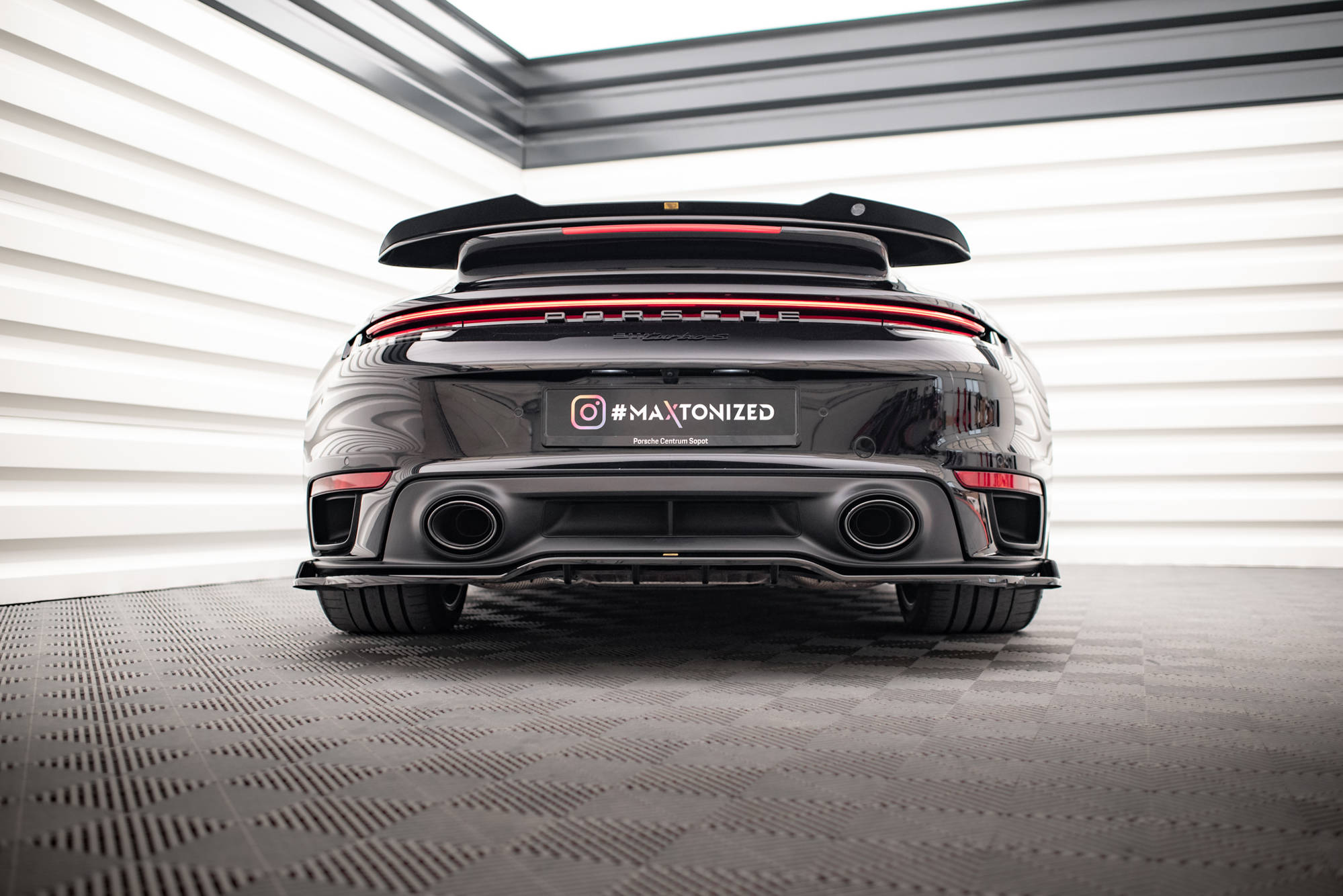 Maxton Design Street+ Mittlerer Diffusor RACE passend für Porsche 911 Turbo S 992 schwarz Hochglanz
