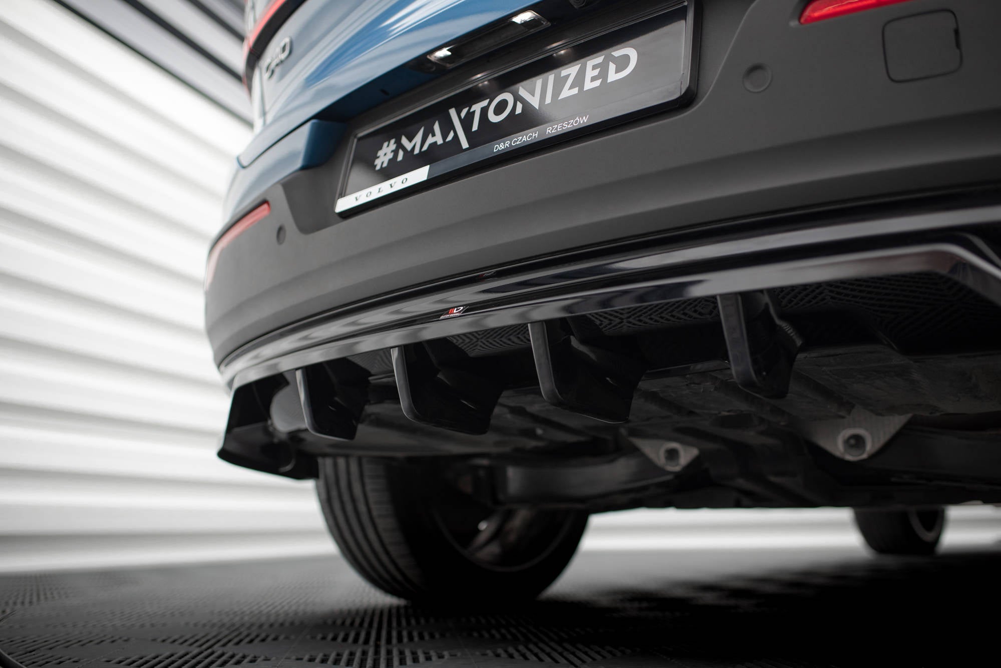 Maxton Design Street+ Mittlerer Diffusor RACE passend für Volvo C40 Mk1 schwarz Hochglanz