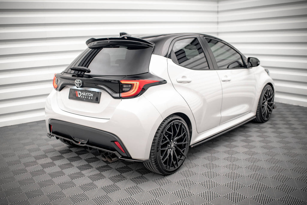Maxton Design Street+ Mittlerer Diffusor RACE V.2 passend für Toyota Yaris Mk4 schwarz Hochglanz