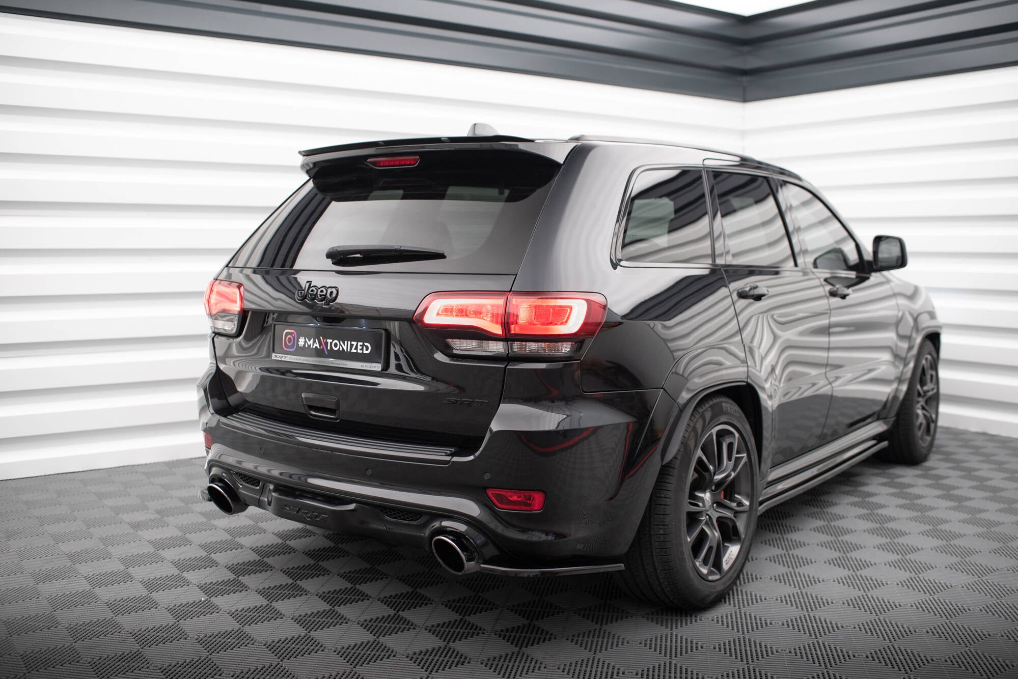 Maxton Design Heck Ansatz Flaps Diffusor passend für Jeep Grand Cherokee SRT WK2 Facelift schwarz Hochglanz