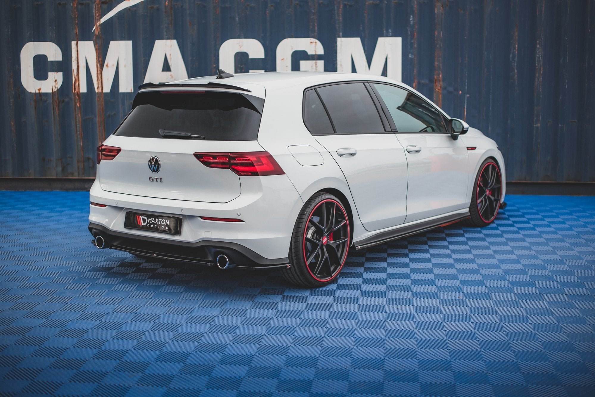 Maxton Design Spoiler CAP V.1 passend für VW Golf GTI / GTE / GTD / R-Line / R Mk8 schwarz Hochglanz
