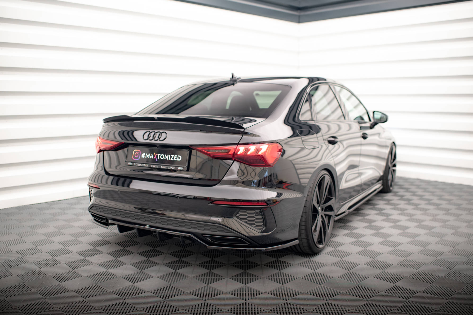 Maxton Design Street+ Mittlerer Diffusor RACE passend für Audi A3 S-Line Limousine 8Y schwarz Hochglanz