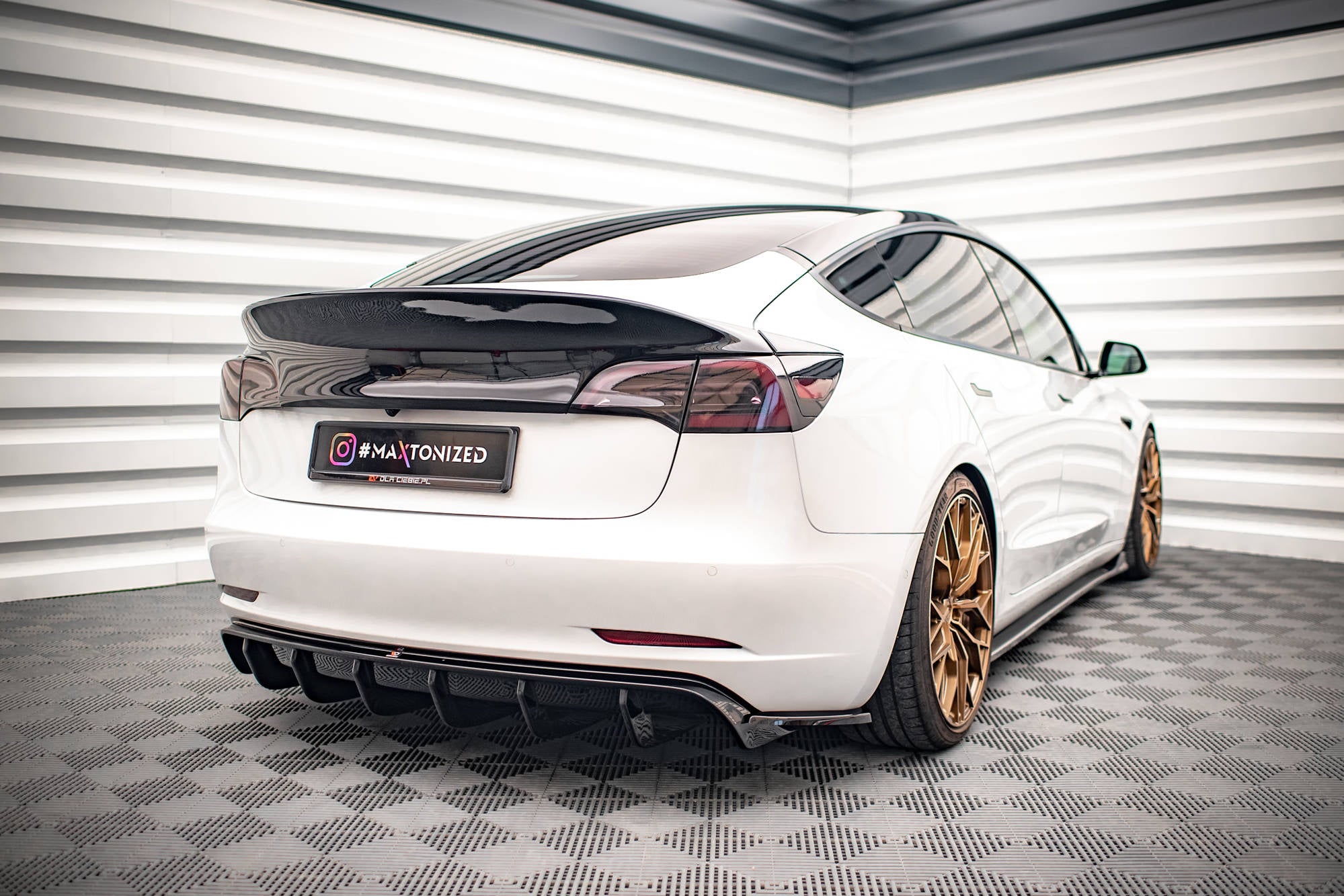 Maxton Design Heck Ansatz Flaps Diffusor V.2 passend für Tesla Model 3 schwarz Hochglanz