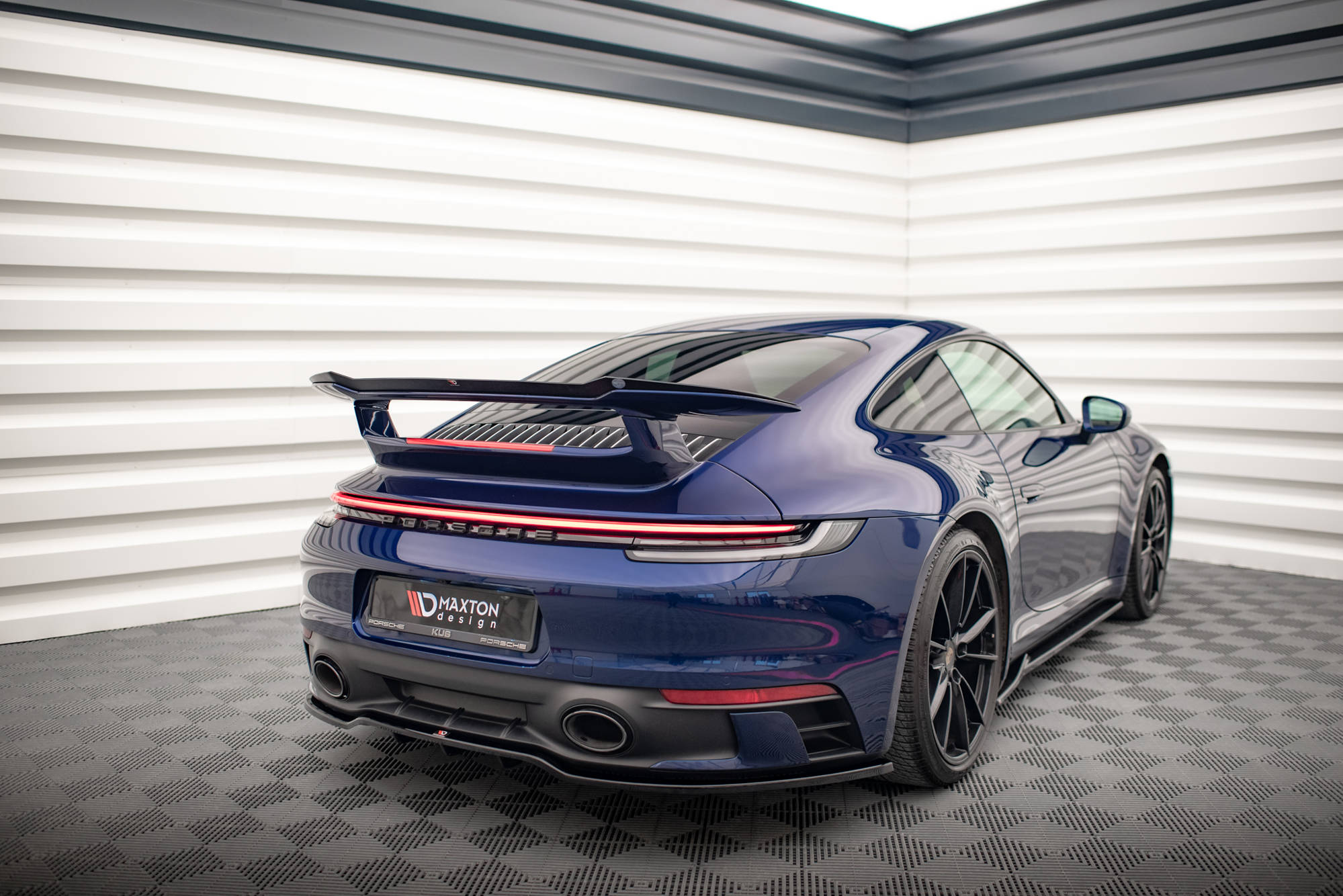 Maxton Design Spoiler CAP passend für Porsche 911 Carrera Aero 992 schwarz Hochglanz