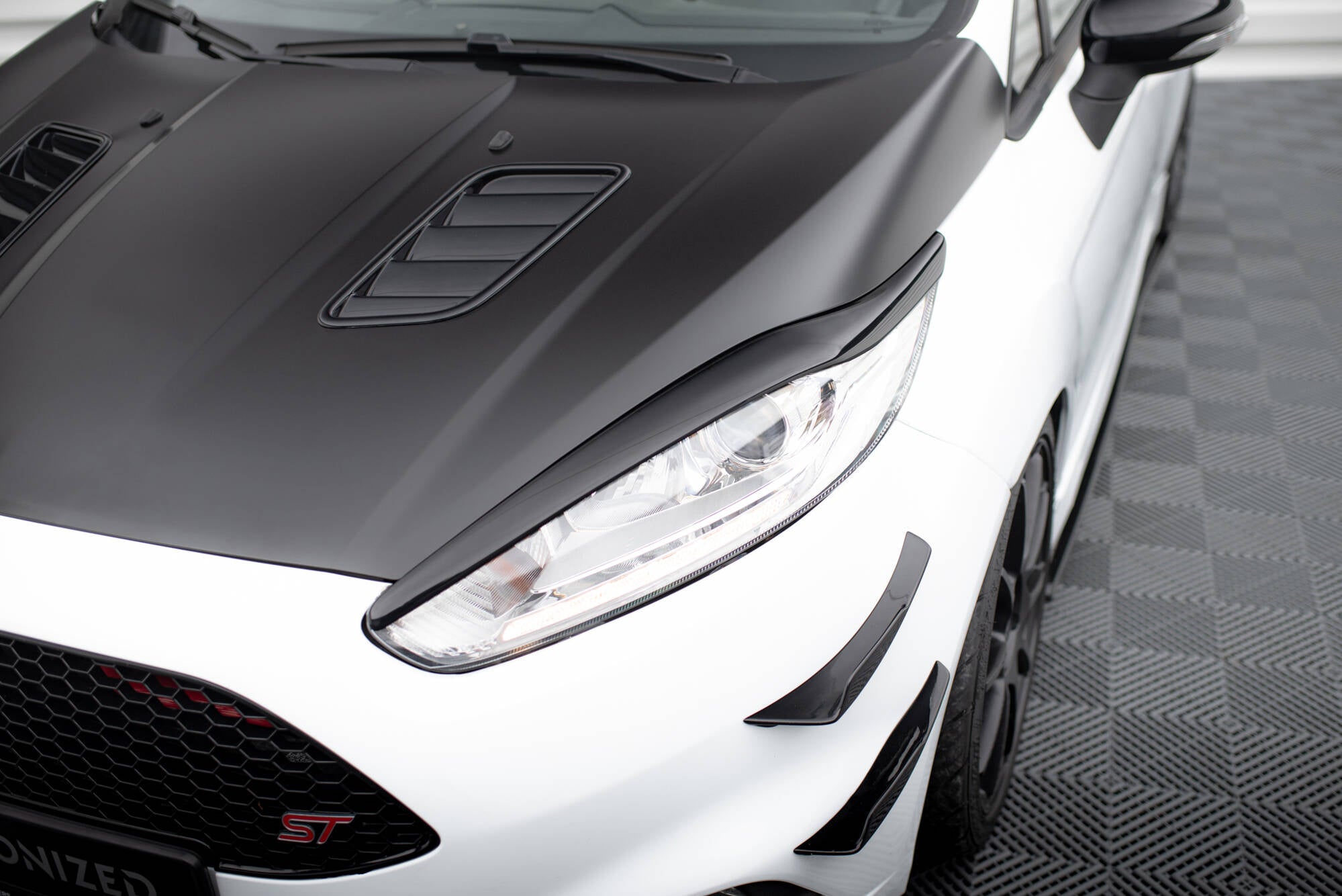 Maxton Design Scheinwerfer Blenden Böser Blick V.1 passend für Ford Fiesta ST / ST-Line / Standard Mk7 FL schwarz Hochglanz
