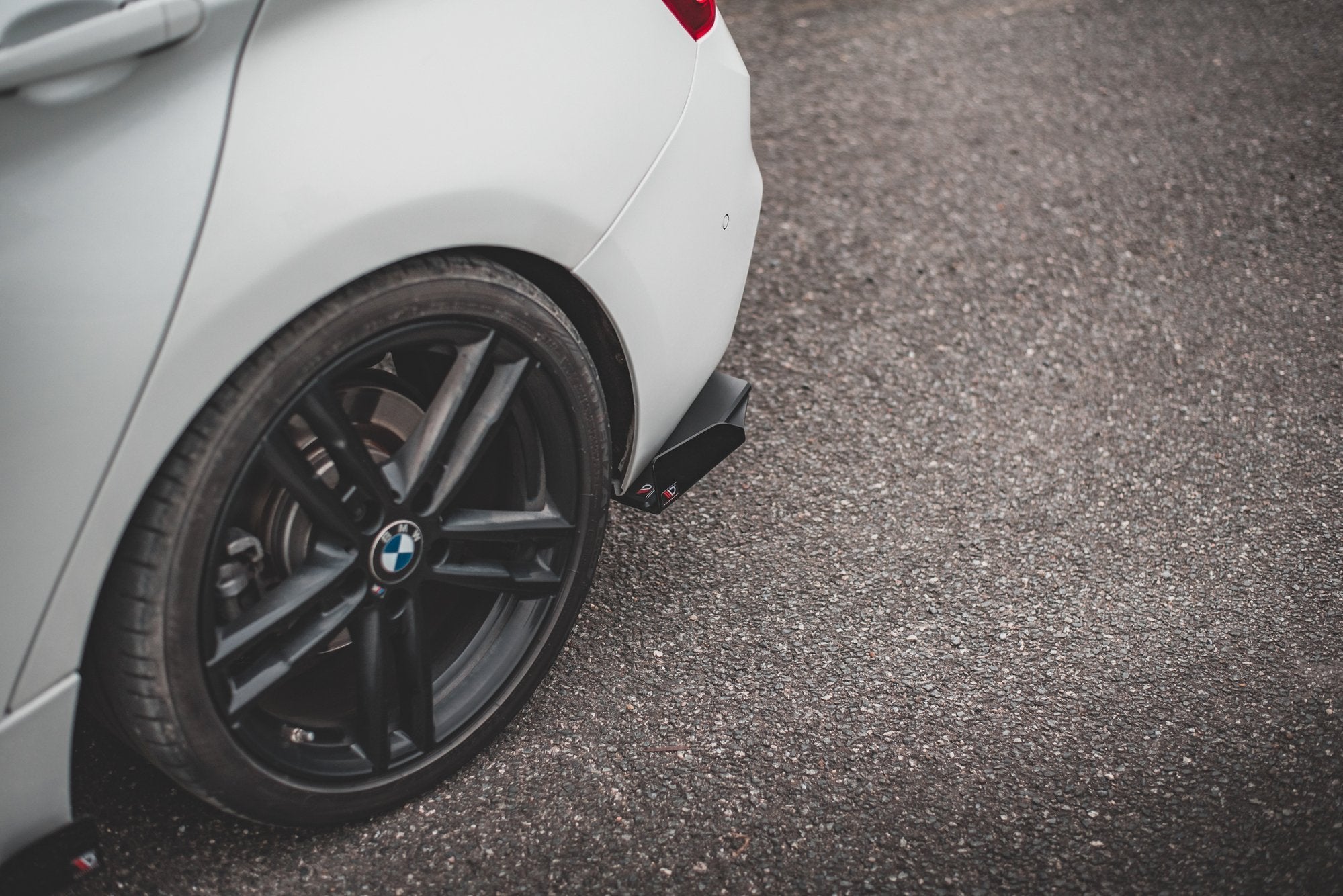Maxton Design Street Pro Heck Ansatz Flaps Diffusor V.3 + Flaps passend für BMW 1er M140i schwarz Hochglanz