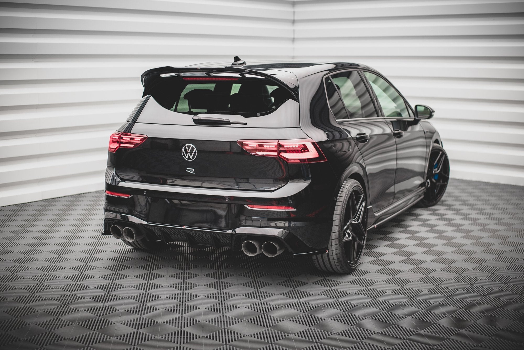 Maxton Design Heck Ansatz Flaps Diffusor V.3 für Volkswagen Golf R Mk8 Carbon Look