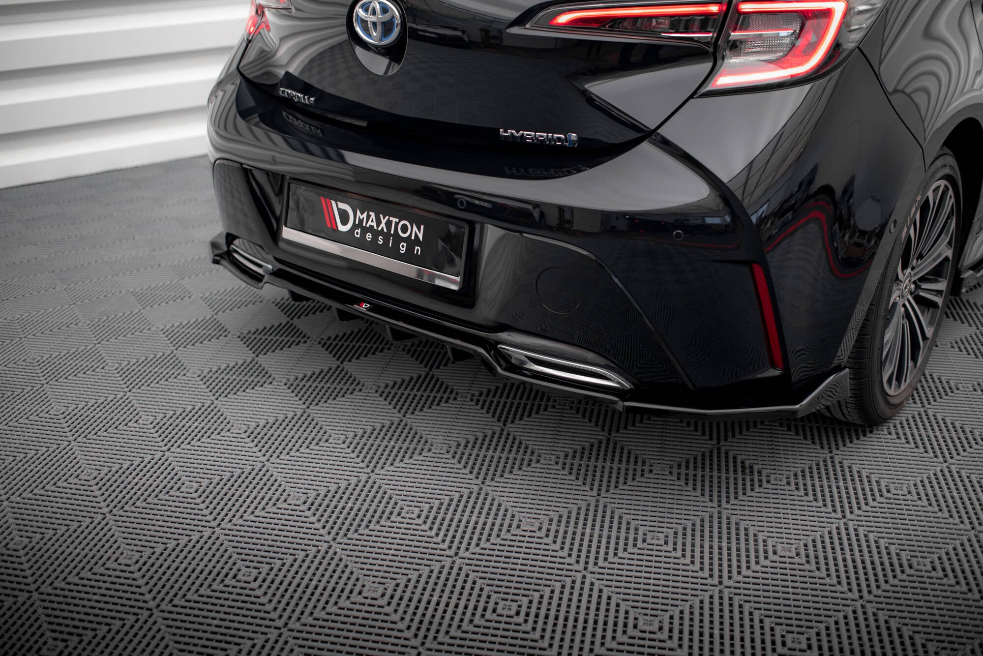 Maxton Design Street+ Mittlerer Diffusor RACE passend für Toyota Corolla Hatchback Mk12 schwarz Hochglanz