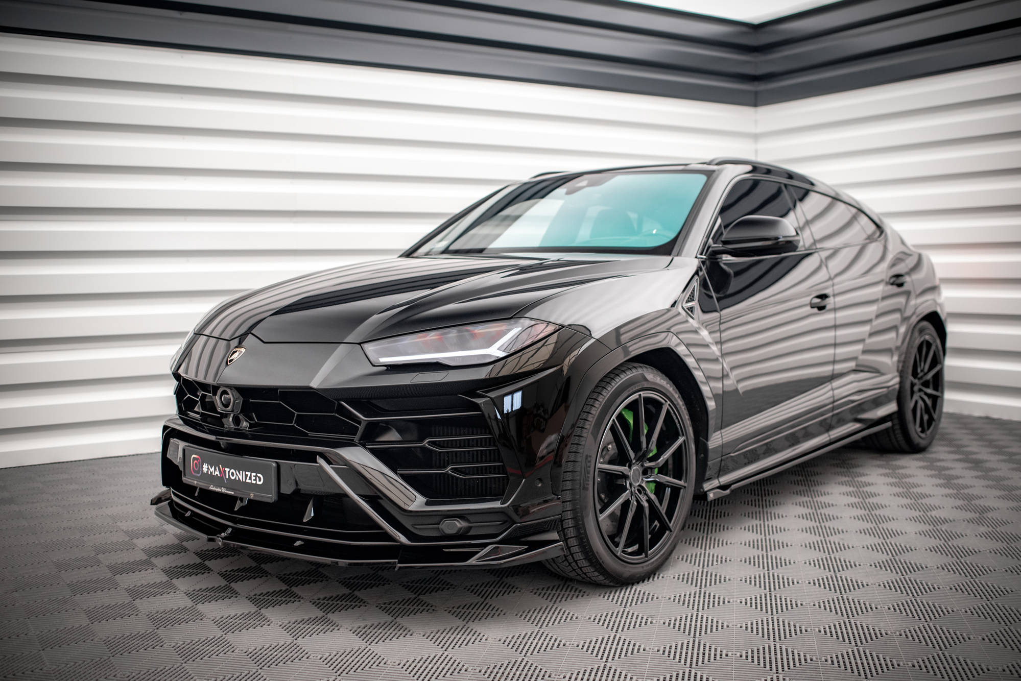 Maxton Design Street+ Spoilerlippe Front Ansatz V.1 passend für Lamborghini Urus Mk1 schwarz Hochglanz