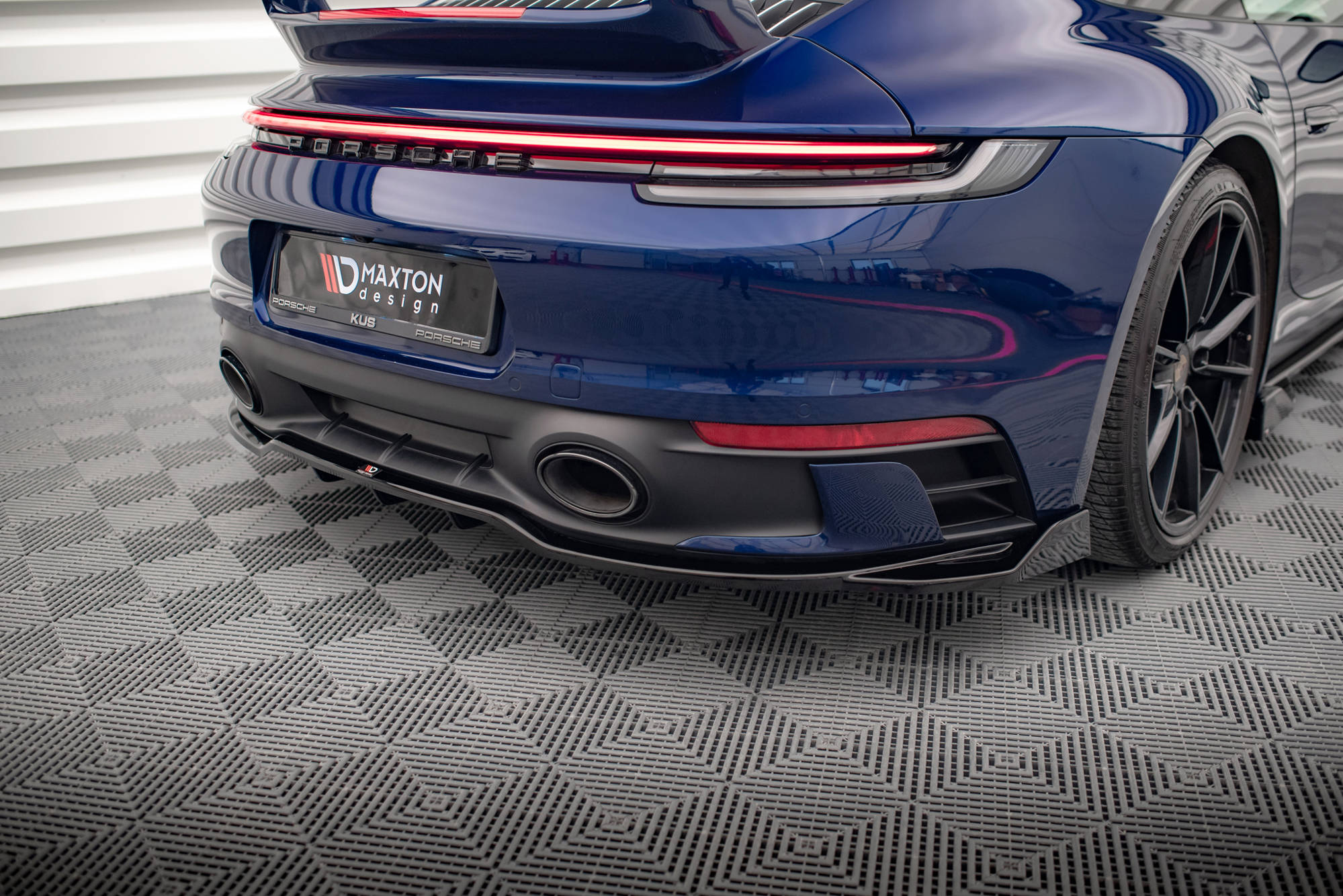 Maxton Design Street+ Mittlerer Diffusor RACE V.2 passend für Porsche 911 Carrera Aero / Carrera GTS 992 schwarz Hochglanz