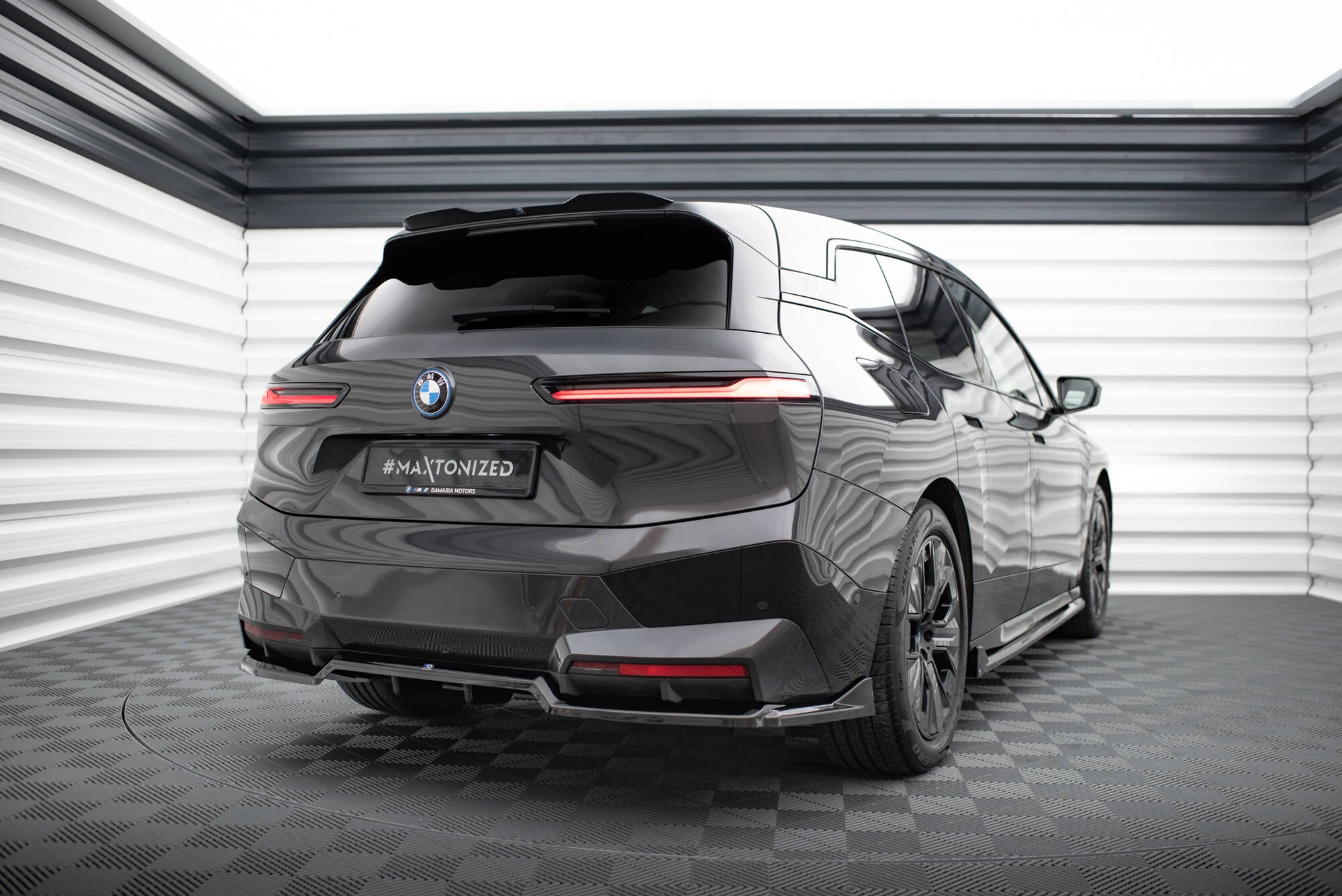 Maxton Design Street+ Mittlerer Diffusor RACE passend für BMW iX M-Paket i20 schwarz Hochglanz