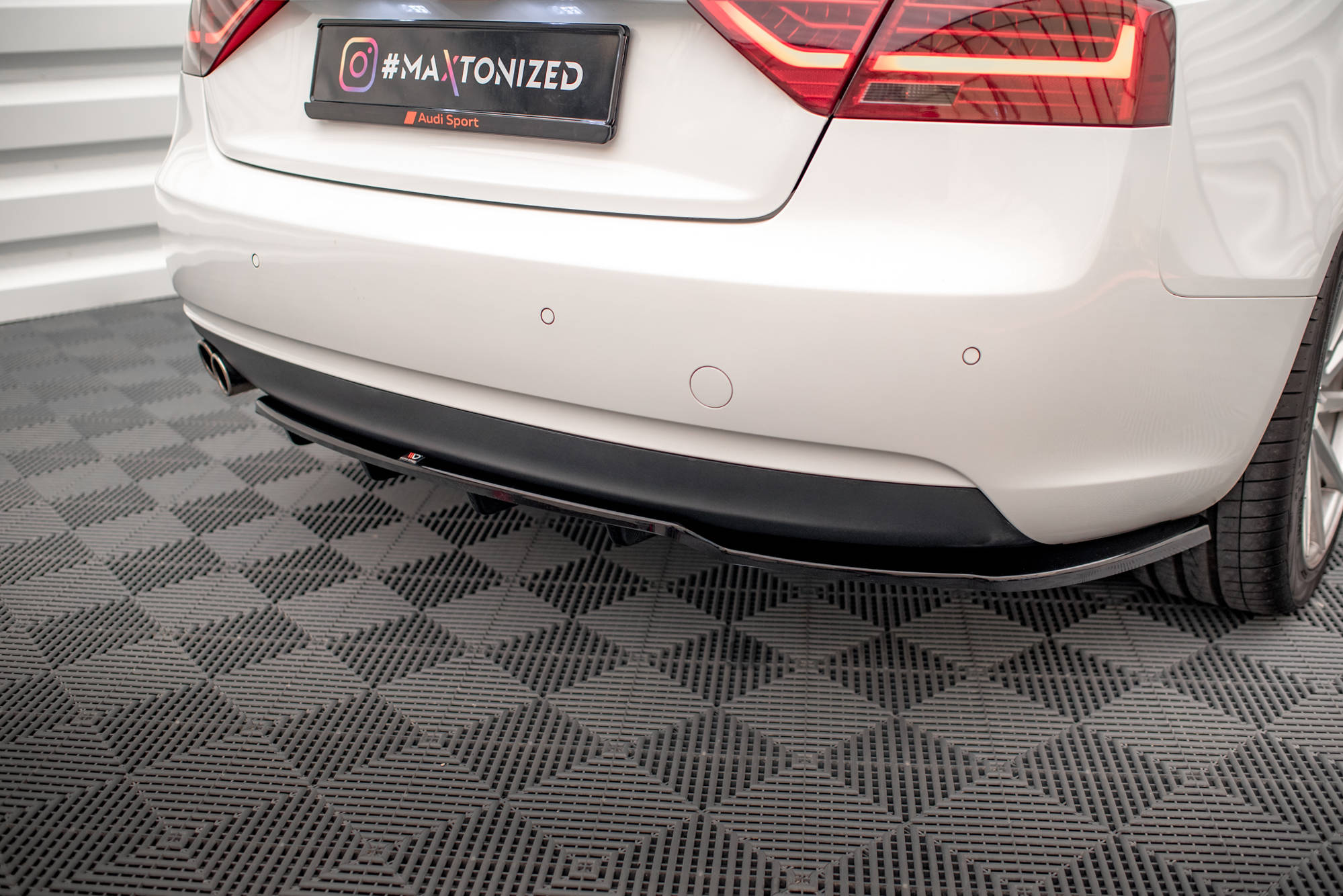 Maxton Design Street+ Mittlerer Diffusor RACE passend für Audi A5 Coupe 8T Facelift schwarz Hochglanz