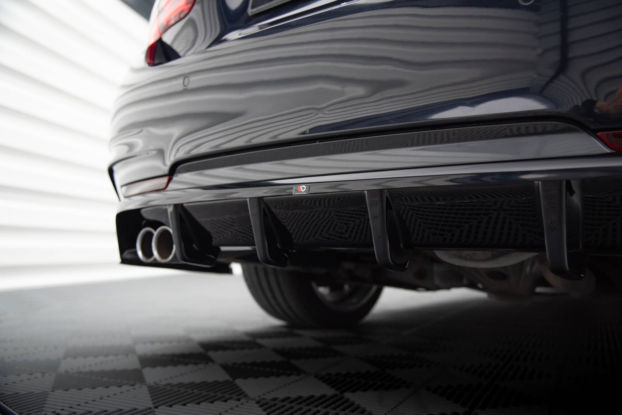 Maxton Design Street+ Mittlerer Diffusor RACE passend für BMW 4er Coupe / Gran Coupe / Cabrio M-Paket F32 / F36 / F33 schwarz Hochglanz