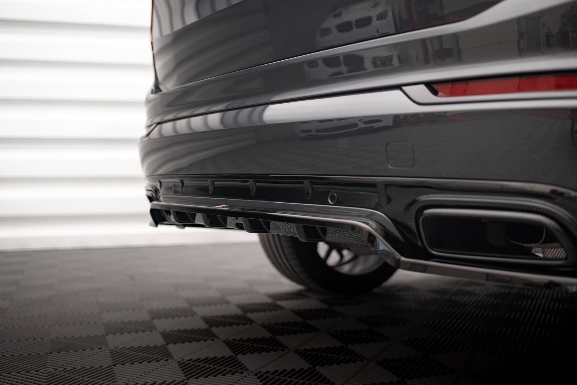 Maxton Design Street+ Mittlerer Diffusor RACE passend für Volvo XC90 R-Design Mk2 / Mk2 Facelift schwarz Hochglanz