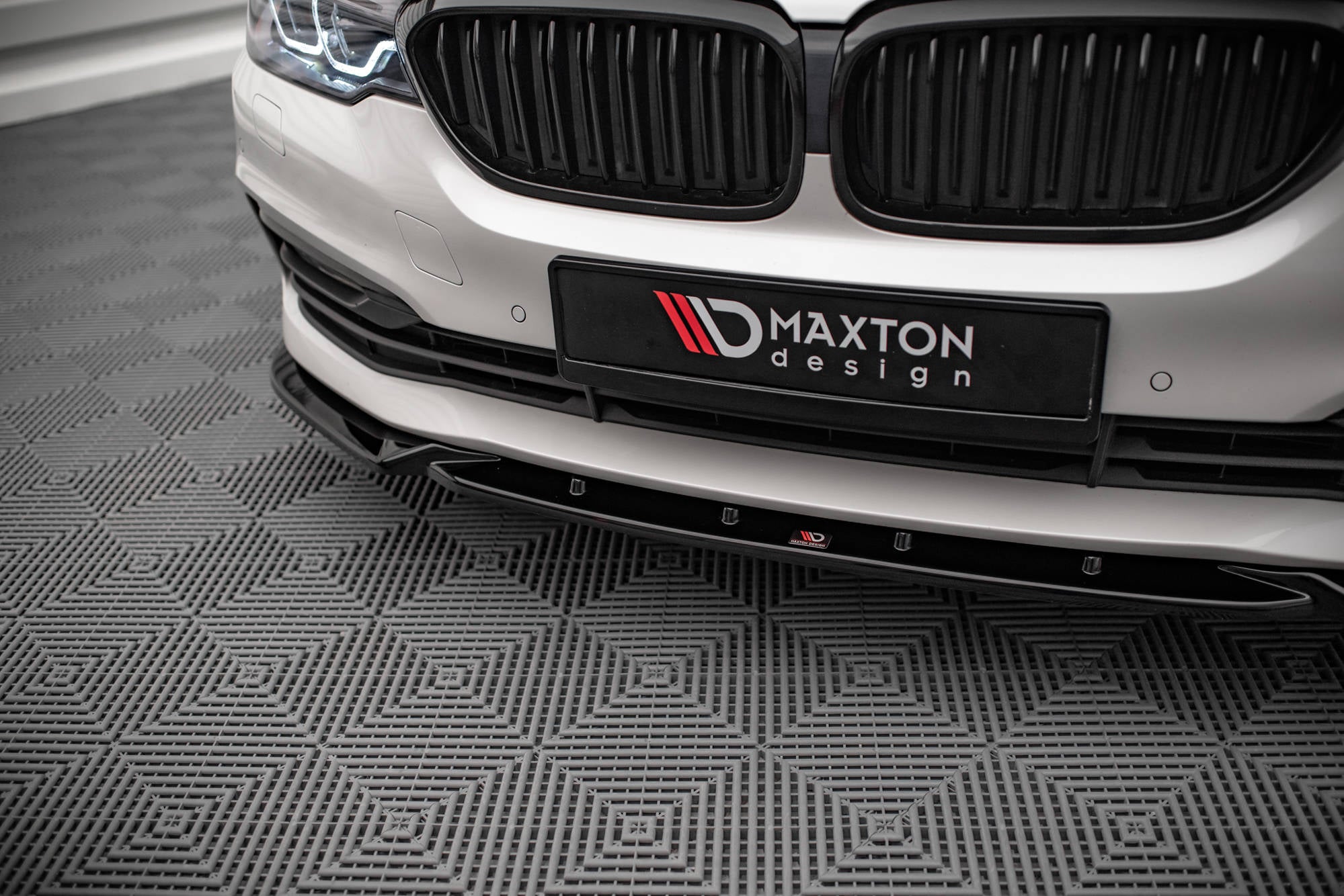 Maxton Design Street+ Spoilerlippe Front Ansatz V.2 passend für BMW 5er G30 / G31 schwarz Hochglanz