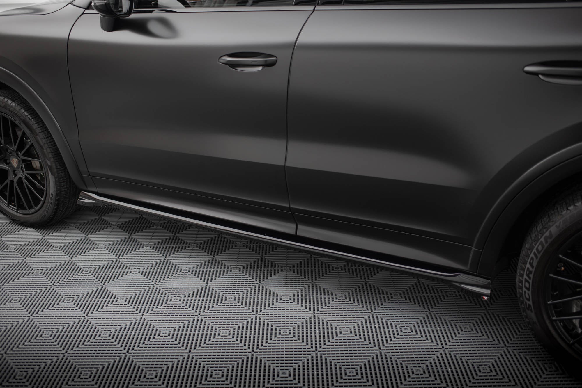 Maxton Design Street+ Seitenschweller Leisten passend für V.1 passend für Porsche Cayenne SUV / Coupe Mk3 Facelift schwarz Hochglanz