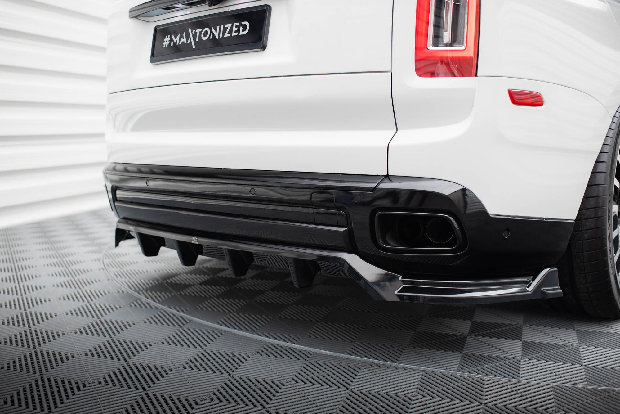 Maxton Design Street+ Mittlerer Diffusor RACE passend für Rolls Royce Cullinan schwarz Hochglanz