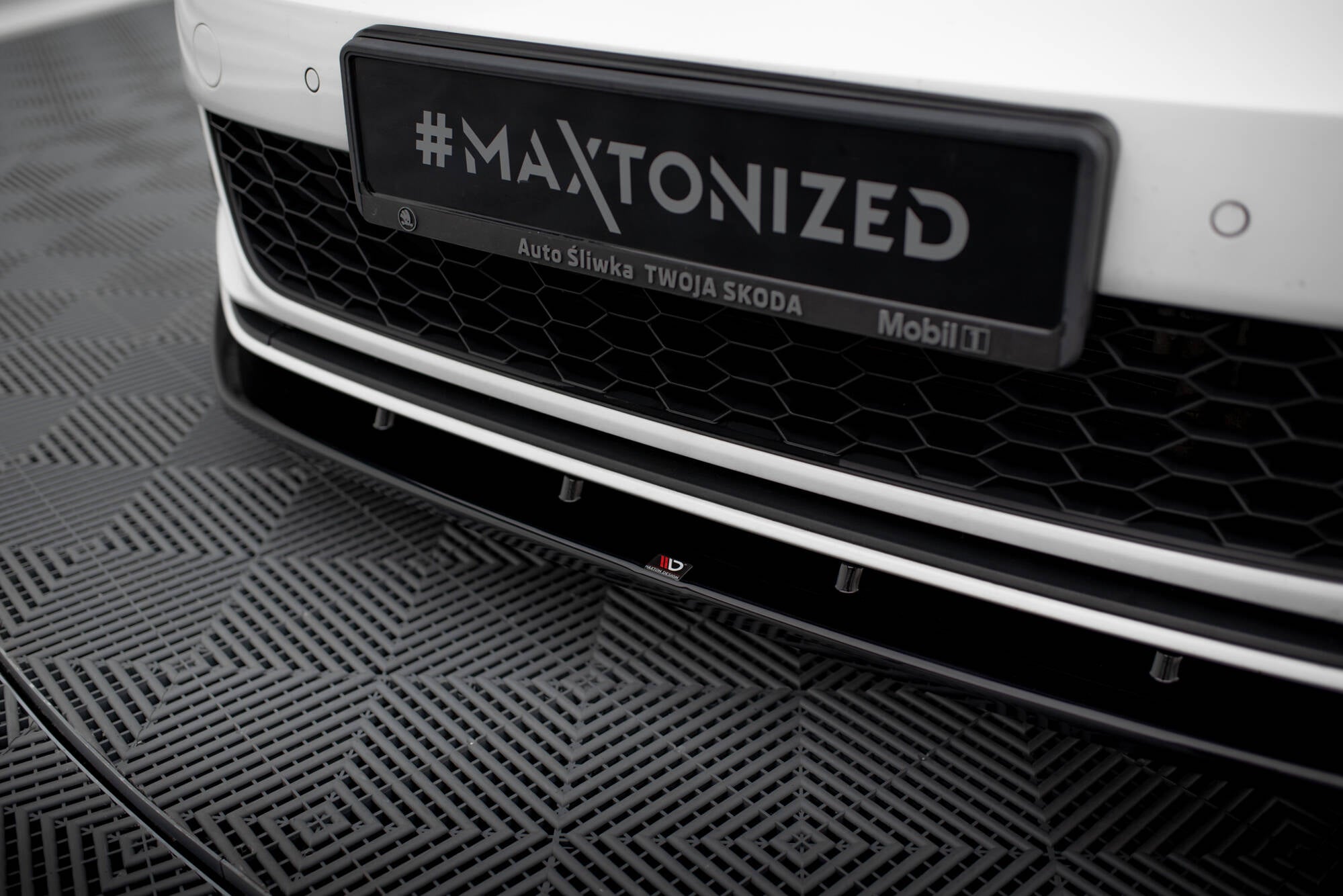 Maxton Design Street+ Spoilerlippe Front Ansatz V.1 passend für VW Golf GTI / GTD Mk7 Facelift schwarz Hochglanz