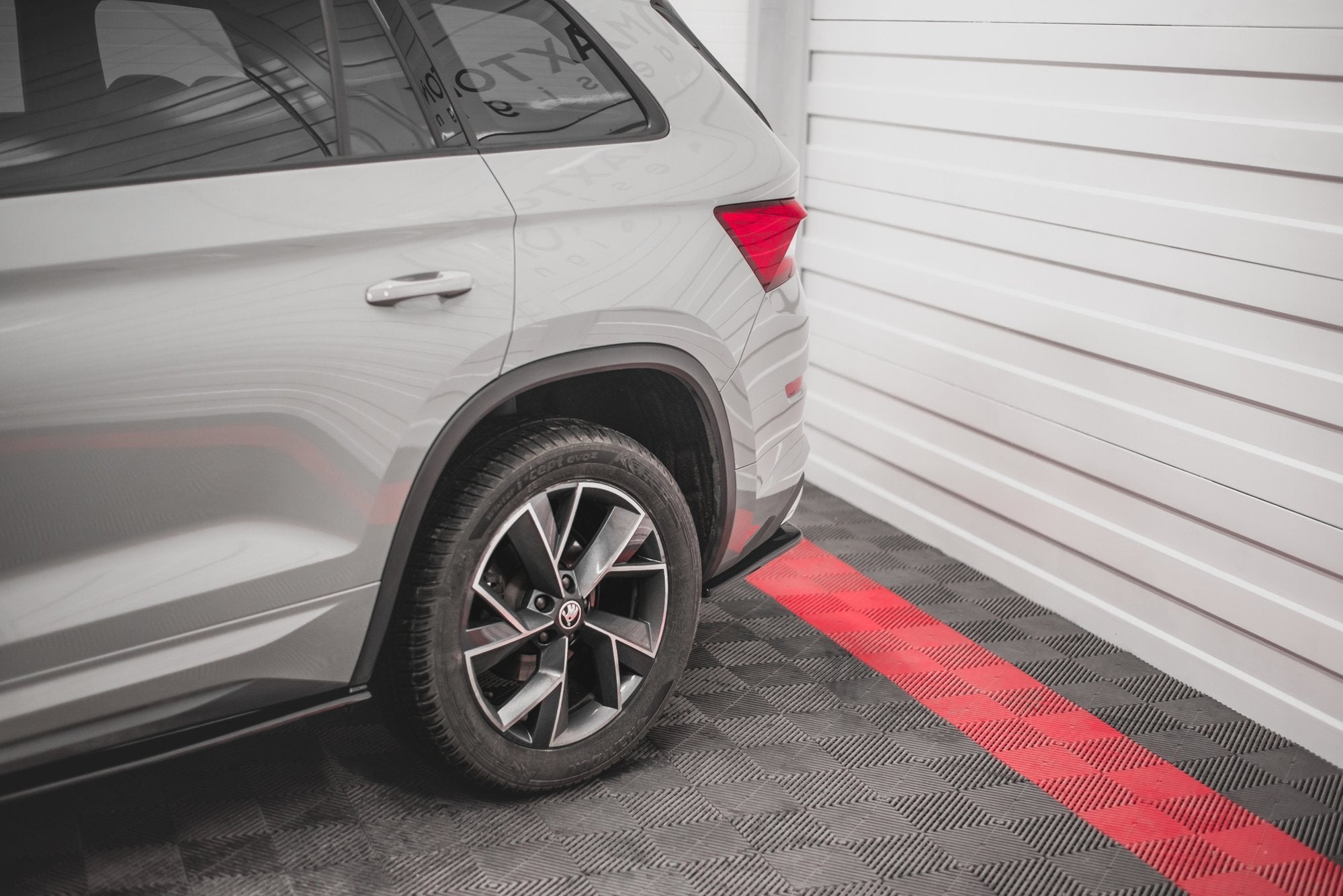Maxton Design Heck Ansatz Flaps Diffusor passend für Skoda Kodiaq Sportline Mk1 / Mk1 Facelift schwarz Hochglanz