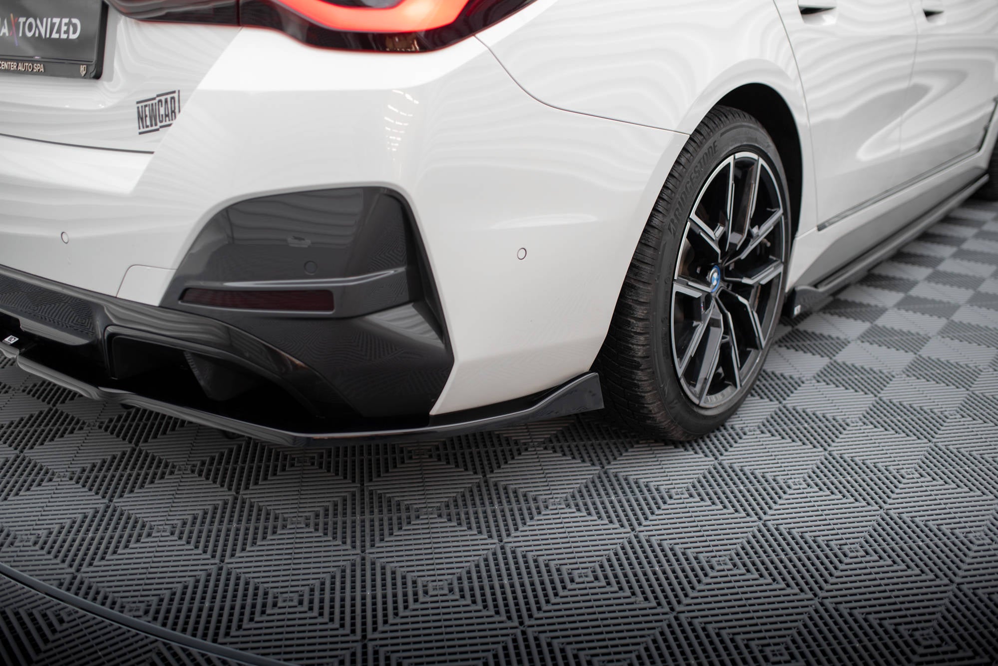 Maxton Design Street+ Mittlerer Diffusor RACE V.2 passend für BMW i4 M-Paket G26 schwarz Hochglanz