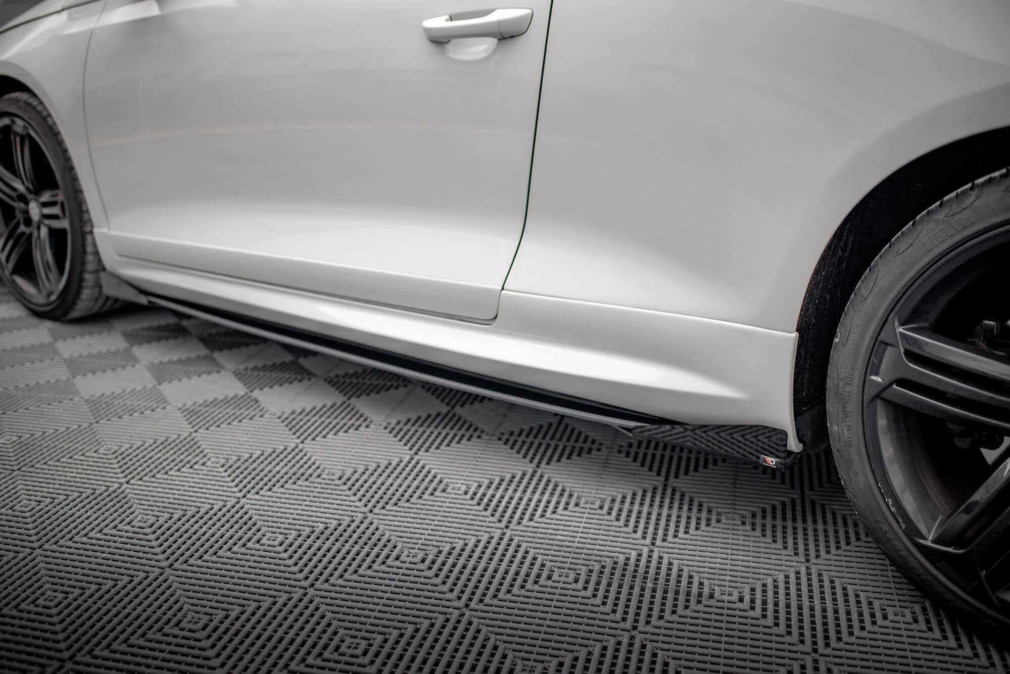 Maxton Design Street Pro Street+ Seitenschweller Leisten + Flaps passend für VW Scirocco R Mk3 / Mk3 Facelift schwarz Hochglanz