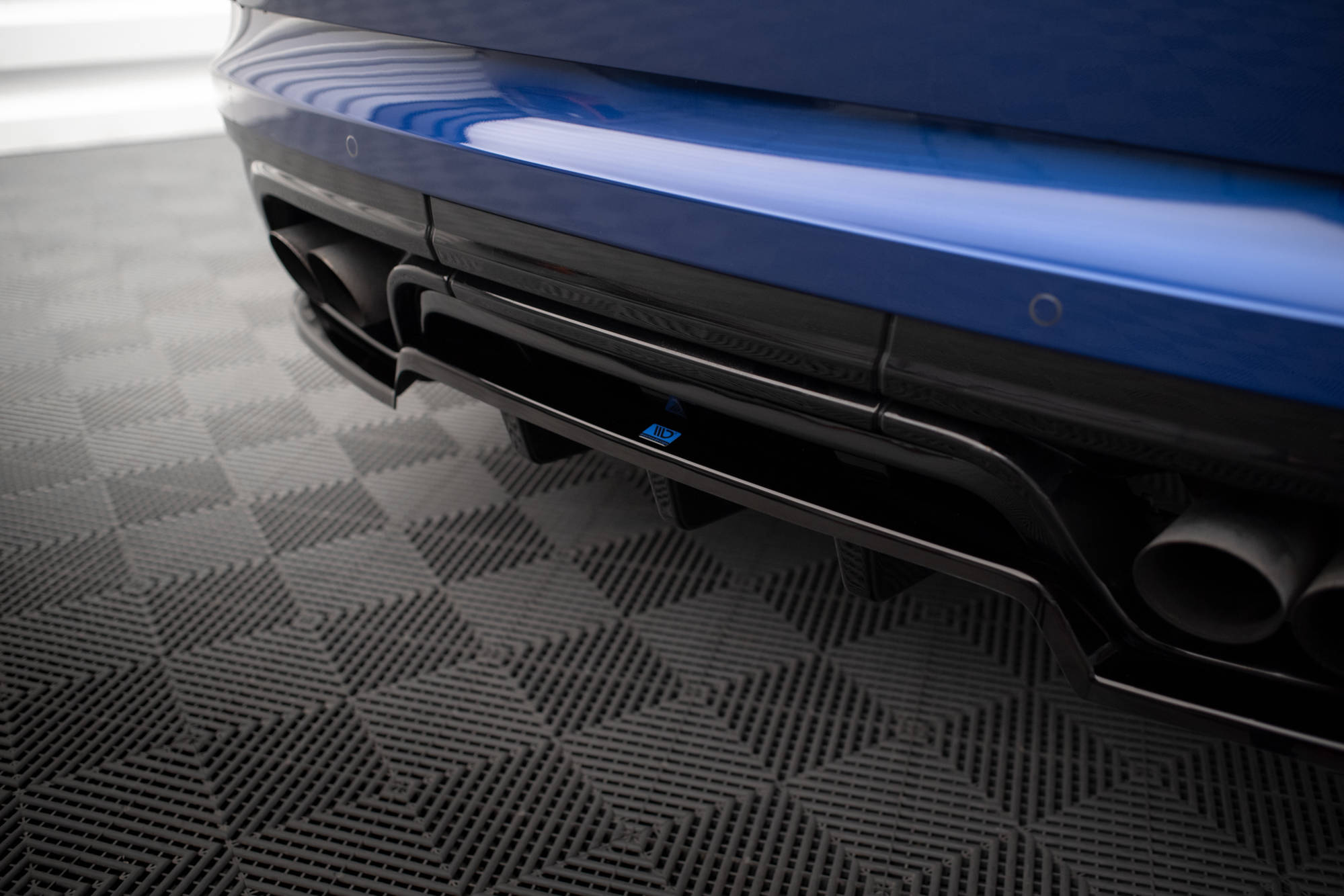 Maxton Design Street+ Mittlerer Diffusor RACE passend für Land Rover Range Rover Sport SVR Mk2 schwarz Hochglanz