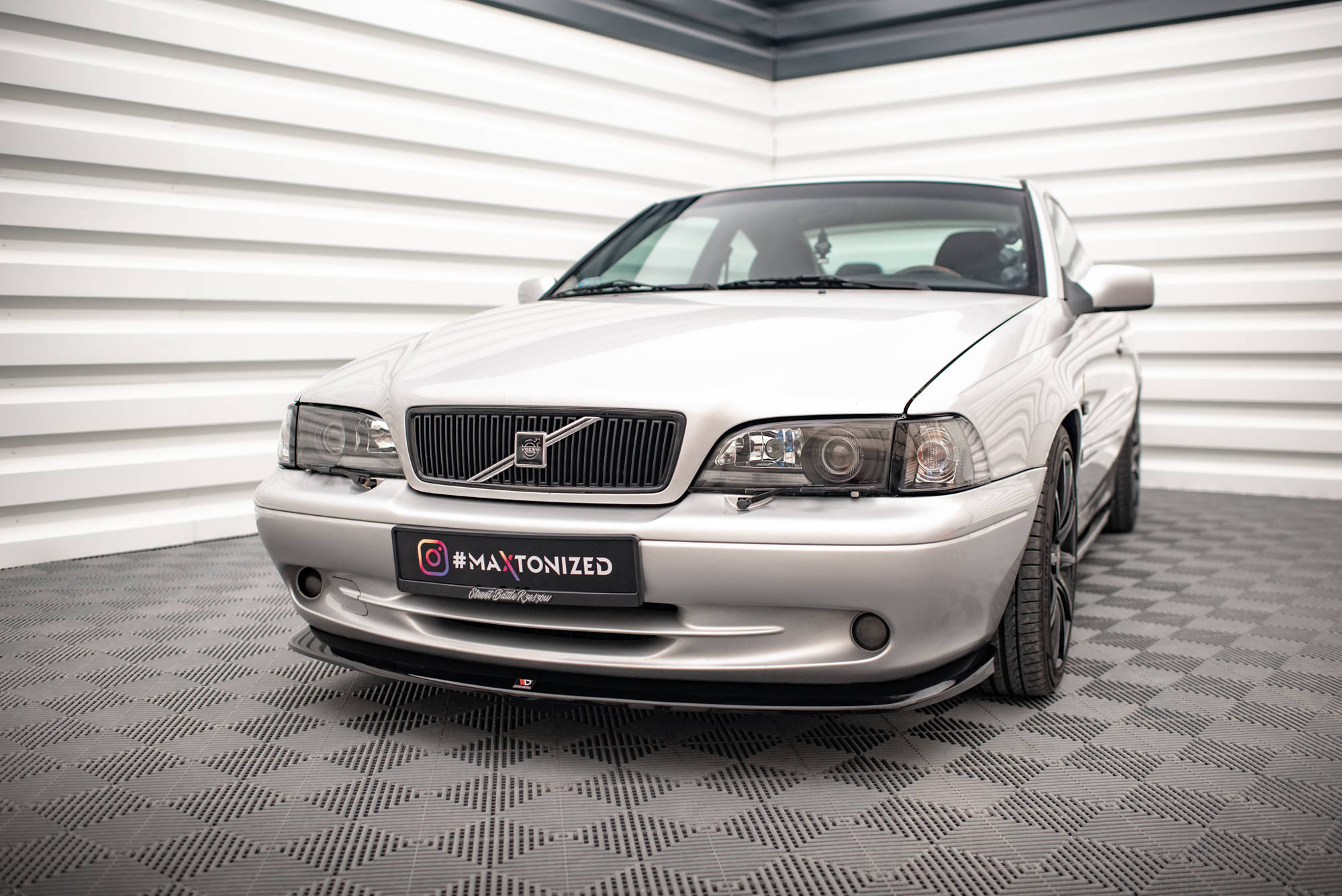 Maxton Design Street+ Spoilerlippe Front Ansatz V.1 passend für Volvo C70 Mk1 schwarz Hochglanz