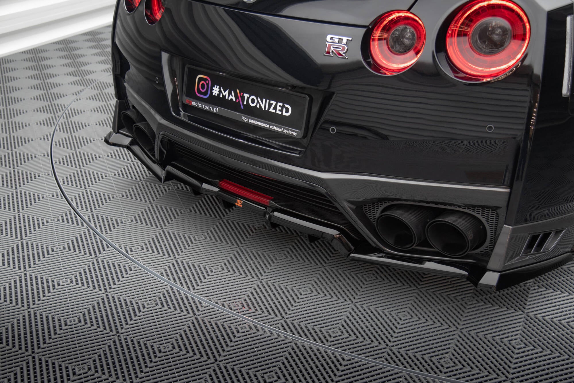 Maxton Design Street+ Mittlerer Diffusor RACE passend für Nissan GTR R35 Facelift schwarz Hochglanz