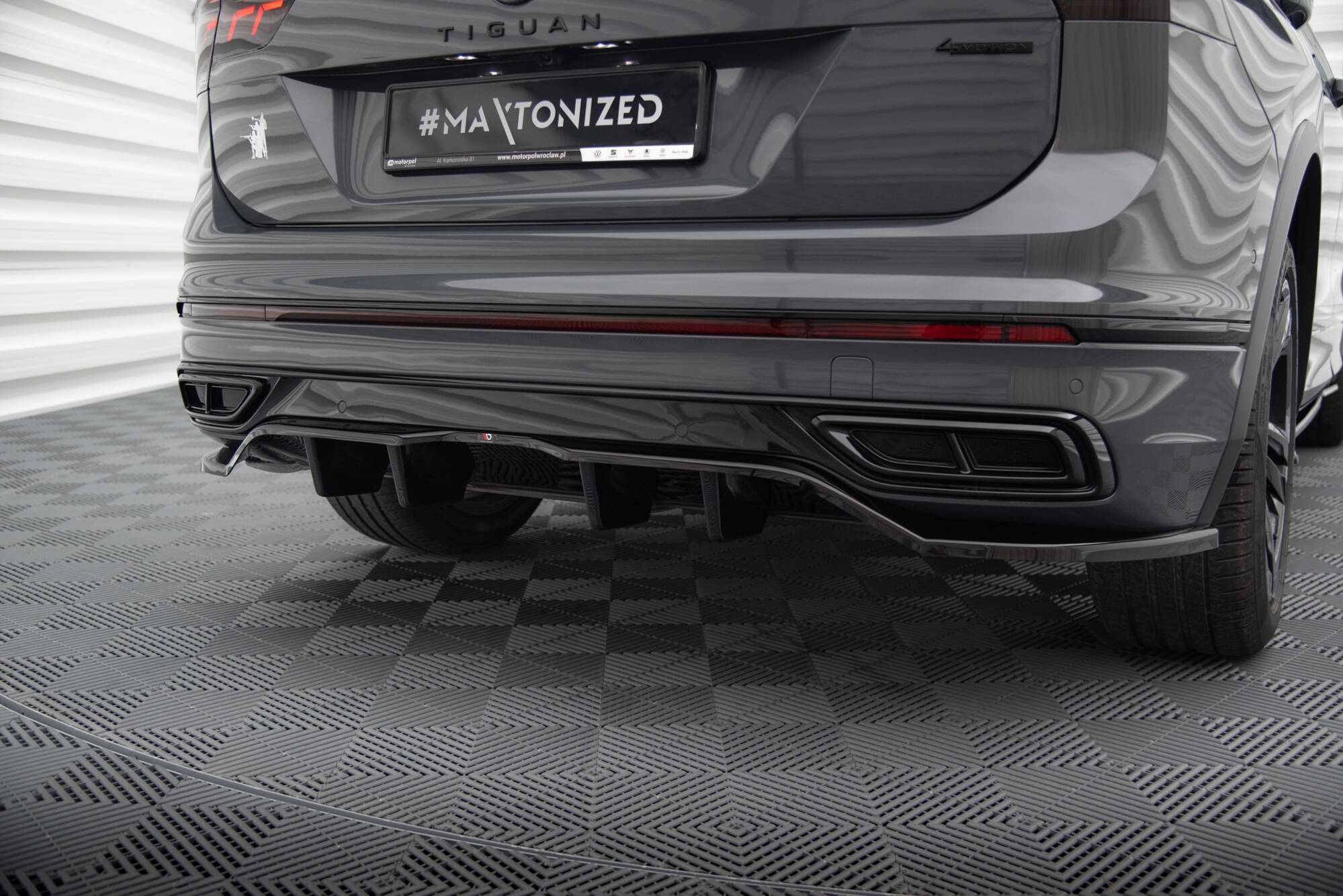 Maxton Design Street+ Mittlerer Diffusor RACE passend für VW Tiguan R-Line Mk2 Facelift schwarz Hochglanz