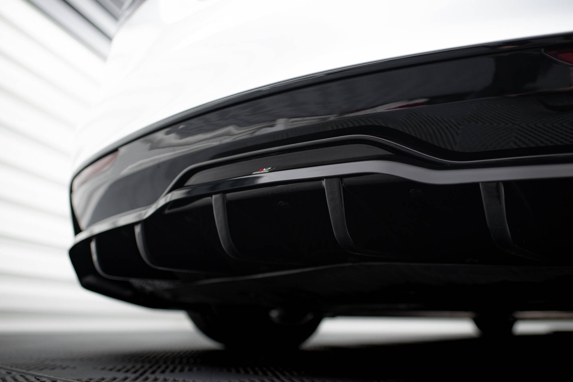Maxton Design Street+ Mittlerer Diffusor RACE passend für V.1 Tesla Model S Plaid Mk1 Facelift schwarz Hochglanz