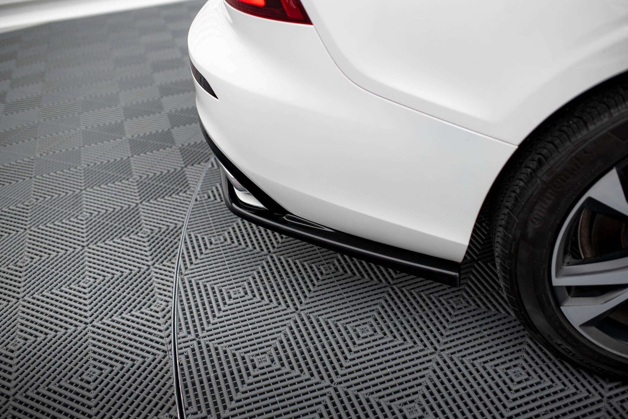 Maxton Design Heck Ansatz Flaps Diffusor passend für Volvo S60/V60 R-Design Mk3 schwarz Hochglanz