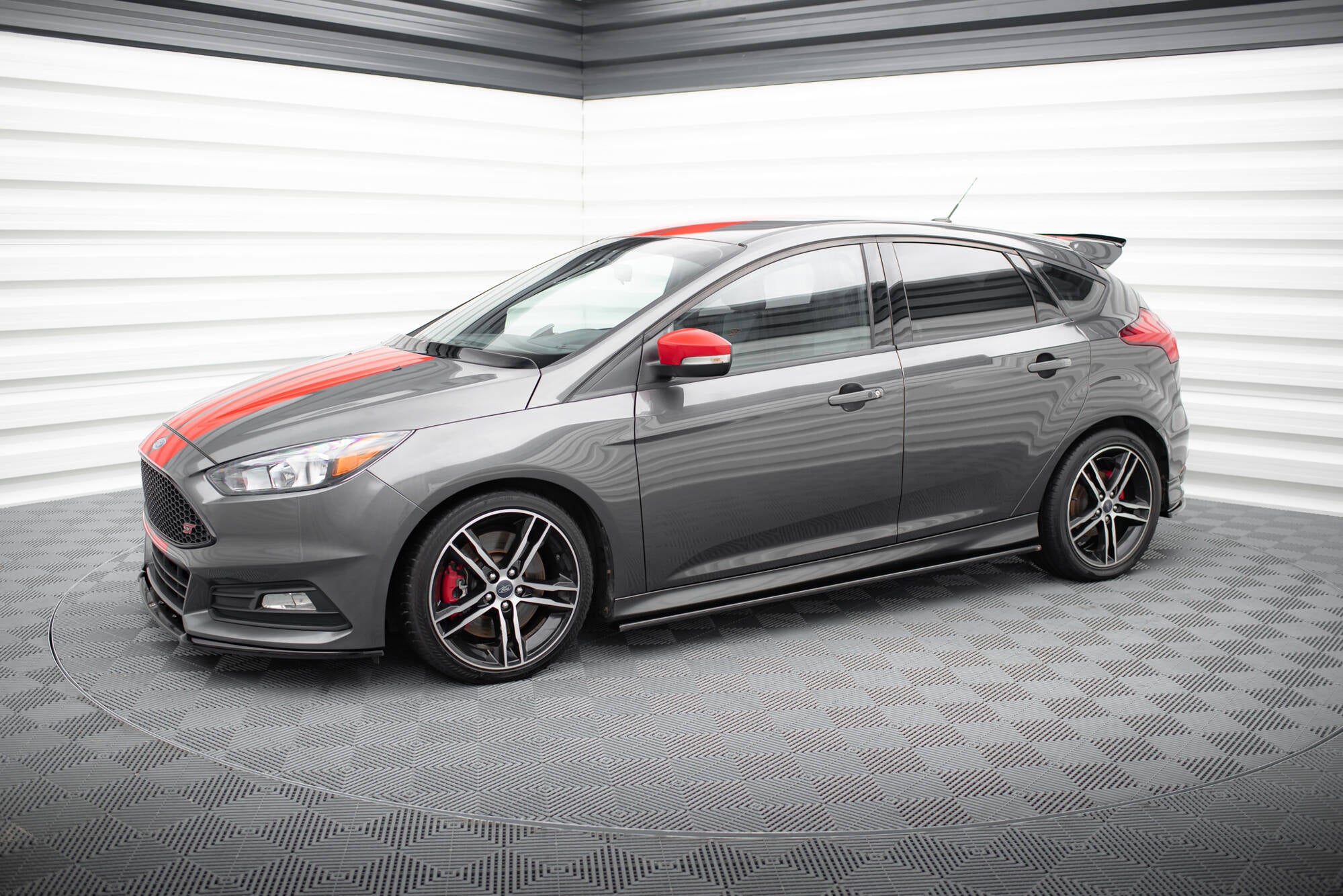 Maxton Design Street+ Seitenschweller Leisten passend für Ford Focus ST / ST-Line Hatchback / Kombi Mk3 / Mk3 Facelift schwarz Hochglanz