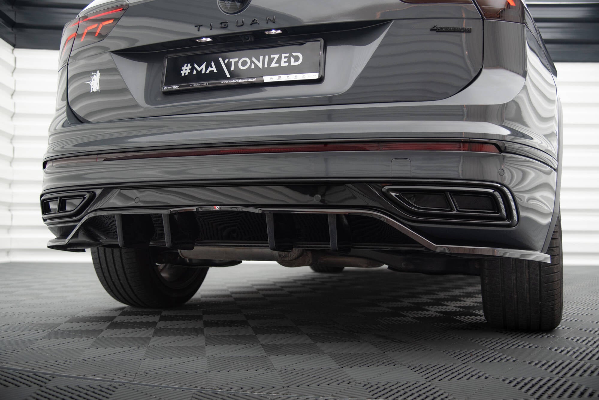 Maxton Design Street+ Mittlerer Diffusor RACE passend für VW Tiguan R-Line Mk2 Facelift schwarz Hochglanz