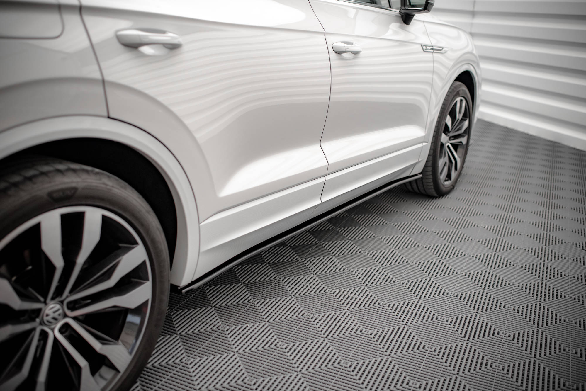 Maxton Design Street+ Seitenschweller Leisten passend für VW Touareg R-line Mk3 schwarz Hochglanz