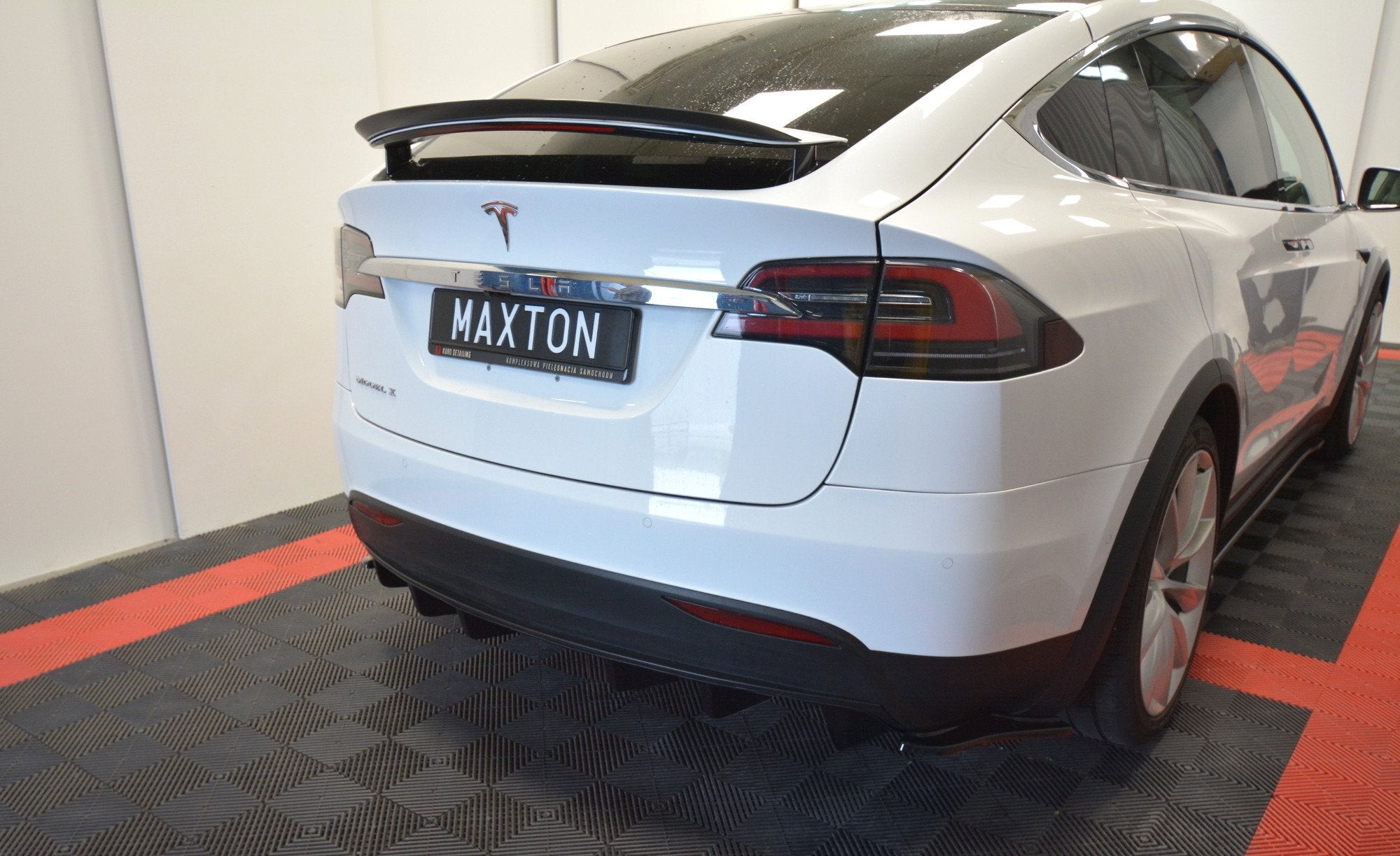 Maxton Design Spoiler CAP V.2 passend für TESLA MODEL X schwarz Hochglanz