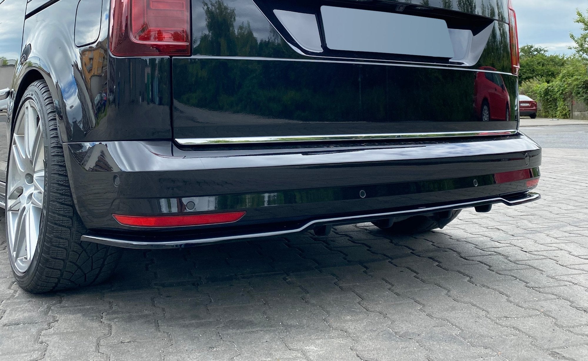 Maxton Design Street+ Mittlerer Diffusor RACE passend für VW Caddy Mk. 4 schwarz Hochglanz
