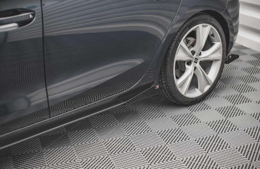 Maxton Design Street Pro Street+ Seitenschweller Leisten + Flaps passend für Seat Leon FR Mk4 schwarz Hochglanz